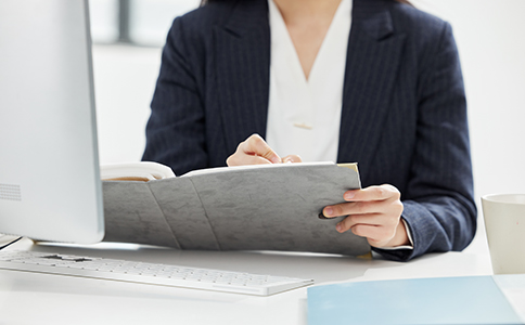 ?？诠咀缘闹芷?></p><h3>3. ?？诠咀缘闹芷?/h3><p>注冊公司的時間周期一般取決于多個因素，包括工商局的審核時間和材料準(zhǔn)備情況。大致的注冊周期如下：</p><p>- 名稱核準(zhǔn)：1-3個工作日。</p><p>- 提交注冊材料：在名稱核準(zhǔn)后，提交注冊申請，通常需要3-5個工作日審核。</p><p>- 領(lǐng)取營業(yè)執(zhí)照：工商局審核通過后，領(lǐng)取營業(yè)執(zhí)照一般需要5-7個工作日。</p><p>- 刻章與銀行開戶：辦理完營業(yè)執(zhí)照后，可以開始刻章，刻章大約需要1-2天，銀行開戶通常需要3-5個工作日。</p><p>整體下來，?？诠咀缘闹芷诖蠹s需要10-15個工作日，但如果遇到一些特殊情況，可能會有所延遲。</p><h3>4. 提速?？诠咀缘姆椒?/h3><p>為了加快公司注冊進(jìn)程，創(chuàng)業(yè)者可以采取以下幾種方式：</p><p>- 提前準(zhǔn)備材料：提前準(zhǔn)備好所需的公司名稱、股東信息和經(jīng)營范圍等，避免在注冊過程中因為材料不全而耽誤時間。</p><p>- 選擇專業(yè)代理：選擇有經(jīng)驗的注冊代理機(jī)構(gòu)進(jìn)行辦理，他們熟悉流程，能夠快速完成各項工作，減少不必要的麻煩。</p><p>通過這些措施，可以有效縮短注冊時間。</p><h3>5. 總結(jié)</h3><p>通過以上內(nèi)容，我們詳細(xì)了解了?？诠咀缘牧鞒毯椭芷?。從選擇公司類型、核名、提交申請到領(lǐng)取營業(yè)執(zhí)照，每個步驟都需要仔細(xì)操作，確保公司能夠順利合法地運(yùn)營。整體而言，?？诠咀灾芷诖蠹s需要10-15個工作日，創(chuàng)業(yè)者可以根據(jù)自身情況選擇合適的方式加快注冊進(jìn)程。</p><p>如果你有任何關(guān)于?？诠咀缘膯栴}或需要咨詢相關(guān)內(nèi)容，歡迎隨時聯(lián)系海口泓灼會計公司。我們?yōu)槟峁I(yè)的注冊服務(wù)，幫助您輕松完成公司注冊和后續(xù)的工商稅務(wù)事項，助力您的創(chuàng)業(yè)夢想。</p><div   id=