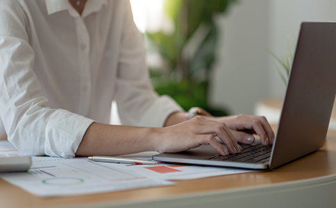 ?？谧詡€獨公司