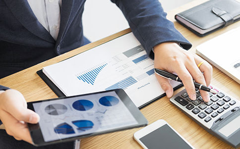 ?？诼糜喂咀粤鞒?></p><h3>1. 確定旅游公司注冊類型</h3><p>首先，創(chuàng)業(yè)者需要明確自己的旅游公司類型。常見的旅游公司類型包括旅行社、導(dǎo)游服務(wù)公司、旅游咨詢公司等。不同類型的公司，所需的注冊流程、材料和許可也有所不同。因此，創(chuàng)業(yè)者需要根據(jù)自身的需求和經(jīng)營方向，選擇合適的公司類型。</p><h3>2. 選擇公司名稱并進(jìn)行預(yù)先核準(zhǔn)</h3><p>?？诼糜喂咀粤鞒痰牡谝徊绞沁x擇一個符合規(guī)定的公司名稱。旅游公司名稱應(yīng)該具有獨(dú)特性且能夠體現(xiàn)業(yè)務(wù)性質(zhì)。為了避免重名，企業(yè)主可以提前通過當(dāng)?shù)氐墓ど滩块T進(jìn)行名稱查詢。</p><p>在名稱核準(zhǔn)后，提交至工商局進(jìn)行名稱預(yù)先核準(zhǔn)，核準(zhǔn)通過后才能進(jìn)入后續(xù)注冊程序。</p><h3>3. 準(zhǔn)備注冊所需材料</h3><p>在正式注冊前，您需要準(zhǔn)備一系列注冊材料。以下是?？诼糜喂咀粤鞒讨行枰峁┑闹饕牧希?/p><p>- 公司名稱預(yù)先核準(zhǔn)通知書</p><p>- 股東身份證明材料</p><p>- 公司章程</p><p>- 公司注冊地址證明</p><p>- 經(jīng)營范圍說明(旅游服務(wù)相關(guān))</p><p>- 注冊資本承諾書</p><p>- 旅游相關(guān)許可證(如經(jīng)營旅行社業(yè)務(wù)需要)</p><p>不同類型的旅游公司，所需的具體材料會有所不同。建議在準(zhǔn)備材料時咨詢相關(guān)部門或?qū)I(yè)公司，以確保材料完整無誤。</p><h3>4. 提交注冊申請并進(jìn)行審批</h3><p>準(zhǔn)備好所有相關(guān)材料后，創(chuàng)業(yè)者可以前往?？谑泄ど绦姓芾砭诌M(jìn)行注冊申請。提交申請后，工商部門將進(jìn)行審查并審批您的注冊材料。如果資料完整且符合相關(guān)規(guī)定，審批通過后，您將獲得企業(yè)法人營業(yè)執(zhí)照。</p><p>需要注意的是，旅游公司注冊的審批時間可能會較長，特別是需要辦理行業(yè)許可證時，因此要預(yù)留足夠的時間來進(jìn)行審批。</p><h3>5. 辦理行業(yè)許可證</h3><p>對于旅游公司來說，特別是從事旅行社等業(yè)務(wù)的公司，除了工商注冊外，還需要辦理旅游行業(yè)的相關(guān)許可證。具體來說，海口旅游公司注冊流程中，您可能需要辦理旅行社業(yè)務(wù)經(jīng)營許可證，該證書由當(dāng)?shù)芈糜尉职l(fā)放。</p><p>辦理此許可證時，您需要提供以下材料：</p><p>- 旅游公司營業(yè)執(zhí)照</p><p>- 公司人員資質(zhì)證明(如導(dǎo)游證、經(jīng)營管理人員證書等)</p><p>- 公司經(jīng)營場所的相關(guān)證明</p><p>不同類型的旅游公司，可能需要不同的行業(yè)許可證，因此，創(chuàng)業(yè)者應(yīng)根據(jù)實(shí)際業(yè)務(wù)選擇合適的證書申請。</p><h3>6. 完成稅務(wù)登記</h3><p>獲得公司營業(yè)執(zhí)照后，企業(yè)主還需到?？谑卸悇?wù)局進(jìn)行稅務(wù)登記。完成稅務(wù)登記后，您將獲得稅務(wù)登記證，并且根據(jù)公司性質(zhì)選擇納稅類型(如一般納稅人或小規(guī)模納稅人)。同時，企業(yè)主還需辦理發(fā)票領(lǐng)取手續(xù)，以便進(jìn)行稅務(wù)申報。</p><h3>7. 開設(shè)銀行賬戶</h3><p>公司注冊完成后，接下來需要開設(shè)企業(yè)銀行賬戶。這個賬戶用于公司的資金流轉(zhuǎn)、財務(wù)管理等。開設(shè)賬戶時，銀行通常要求提供公司營業(yè)執(zhí)照、法人身份證、公司章程等相關(guān)資料。</p><h3>8. 辦理社保登記</h3><p>旅游公司需要為員工辦理社會保險。辦理社保登記可以到?？谑猩鐣ｋU局進(jìn)行操作，確保員工的社會保險權(quán)益不受影響。根據(jù)公司規(guī)模，您還需要按時為員工繳納各項(xiàng)社保費(fèi)用。</p><h3>總結(jié)</h3><p>?？诼糜喂咀粤鞒躺婕岸鄠€步驟，從名稱核準(zhǔn)到稅務(wù)登記，每一步都需仔細(xì)準(zhǔn)備。在進(jìn)行注冊時，創(chuàng)業(yè)者不僅要關(guān)注各類行政手續(xù)，還要確保符合行業(yè)規(guī)定和標(biāo)準(zhǔn)。</p><p>如您對?？诼糜喂咀粤鞒逃腥魏我蓡枺蛐枰獙I(yè)幫助，建議隨時咨詢海口泓灼會計公司。我們擁有豐富的經(jīng)驗(yàn)，可以幫助您快速順利地完成公司注冊，確保您的創(chuàng)業(yè)之路順利起步。</p>                </div>
                <p class=