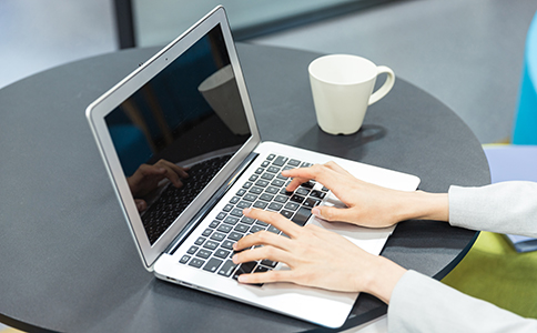 ?？谧怨镜刂?></p><h3>4. 海口注冊公司地址對稅務(wù)登記的影響</h3><p>在?？谧怨緯r，地址與企業(yè)的稅務(wù)登記直接相關(guān)。稅務(wù)機(jī)關(guān)會根據(jù)公司注冊地址來確定公司的納稅地點(diǎn)，影響著公司所需繳納的稅種和稅率。因此，創(chuàng)業(yè)者應(yīng)當(dāng)選擇一個合適的注冊地址，以確保公司能夠按照相關(guān)法規(guī)進(jìn)行合法納稅。</p><p>尤其是對于選擇虛擬地址或共享辦公空間的公司，需特別關(guān)注注冊地址與實(shí)際經(jīng)營地的一致性，避免因地址問題引起稅務(wù)部門的質(zhì)疑。</p><h3>5. ?？诓煌瑓^(qū)域地址的差異</h3><p>在?？冢煌瑓^(qū)域的注冊地址可能存在一些細(xì)微的差異。市中心商業(yè)區(qū)的注冊地址可能相對價(jià)格較高，但通常更容易獲得政府支持及客戶關(guān)注。而在一些較為偏遠(yuǎn)或新興的商業(yè)區(qū)，注冊地址的成本相對較低，但可能影響到企業(yè)的可見度和運(yùn)營便利性。</p><p>創(chuàng)業(yè)者在選擇注冊地址時，可以根據(jù)自己的行業(yè)類型、預(yù)算以及對未來發(fā)展的規(guī)劃，選擇一個最適合的區(qū)域。</p><h3>6. ?？谧怨镜刂愤x擇的注意事項(xiàng)</h3><p>選擇注冊地址時，企業(yè)主需要考慮以下幾個關(guān)鍵因素：</p><p>- 合法合規(guī)性：確保所選地址符合法律法規(guī)的要求。</p><p>- 交通便利性：地址所在地區(qū)的交通便利性對企業(yè)未來的發(fā)展至關(guān)重要，便于員工、客戶和供應(yīng)商的訪問。</p><p>- 成本效益：根據(jù)公司規(guī)模和預(yù)算，選擇性價(jià)比高的地址，避免過高的租金負(fù)擔(dān)。</p><p>- 未來發(fā)展：選擇一個能夠支持公司長期發(fā)展的地址，避免因地址問題影響到后續(xù)的擴(kuò)展。</p><h3>總結(jié)</h3><p>在?？谧怨緯r，注冊地址的選擇不僅涉及法律合規(guī)，還會直接影響到企業(yè)的運(yùn)營和發(fā)展。企業(yè)主需要綜合考慮地址的合法性、成本、交通等多個因素，選擇最合適的地點(diǎn)。如果您對海口注冊公司的地址要求還有任何疑問，歡迎隨時咨詢海口泓灼會計(jì)公司，我們將為您提供專業(yè)的注冊及相關(guān)服務(wù)，助您順利開展創(chuàng)業(yè)之路。</p>                </div>
                <p class=