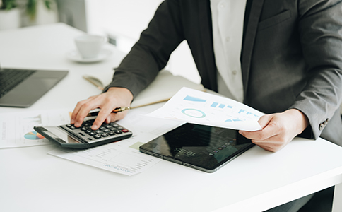 ?？诳萍脊咀灾械淖⒁馐马?></p><h3>三、?？诳萍脊咀灾械淖⒁馐马?/h3><p>在?？谧钥萍脊緯r，有幾點需要特別注意：</p><p>1. 選擇合適的注冊資本</p><p>目前?？趯τ诳萍脊咀再Y本的要求較為寬松，但依然要根據(jù)公司的實際運營情況，選擇合理的資本金額。</p><p>2. 注冊地址的合法性</p><p>注冊地址必須合法，且符合工商管理部門的要求。如果選擇虛擬辦公地址，確保該地址符合相關(guān)政策。</p><p>3. 遵守行業(yè)法規(guī)</p><p>科技行業(yè)有一定的行業(yè)規(guī)范和政策要求，在注冊時務(wù)必關(guān)注行業(yè)的法律法規(guī)，確保公司的合法運營。</p><p>4. 及時辦理稅務(wù)登記</p><p>稅務(wù)登記是企業(yè)開展業(yè)務(wù)和合法運營的必要條件。務(wù)必在營業(yè)執(zhí)照頒發(fā)后及時辦理，避免因逾期產(chǎn)生罰款。</p><h3>四、?？诳萍脊咀缘暮罄m(xù)步驟</h3><p>完成注冊后，企業(yè)還需要做好以下幾個方面的工作：</p><p>- 建立財務(wù)體系</p><p>設(shè)置公司財務(wù)賬戶，確保公司賬務(wù)清晰、合法，符合稅務(wù)管理的要求。</p><p>- 進行品牌保護</p><p>在公司注冊后，建議盡早進行商標(biāo)注冊，保護公司品牌，避免被他人侵權(quán)。</p><p>- 招聘和人才管理</p><p>招聘合適的員工，建立完善的員工管理制度，確保公司能夠順利運營。</p><h3>總結(jié)</h3><p>在?？谧钥萍脊倦m然程序較為復(fù)雜，但只要按照流程一步步進行，您一定能夠順利完成注冊。我們?yōu)槟敿毥榻B了?？诳萍脊咀缘母黜棽襟E，并提醒您在注冊過程中注意相關(guān)細節(jié)。若您對?？诳萍脊咀粤鞒踢€有任何疑問，歡迎隨時咨詢?？阢茣嫻?，我們將為您提供專業(yè)的注冊和財務(wù)服務(wù)，助您輕松創(chuàng)業(yè)，順利開展業(yè)務(wù)!</p>                </div>
                <p class=