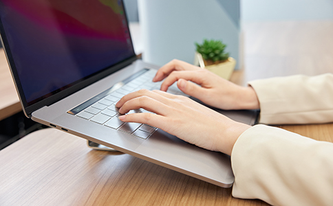 ?？诮ㄖ咀粤鞒?></p><h3>3. ?？诮ㄖ咀粤鞒?/h3><p>?？谧越ㄖ镜木唧w流程如下：</p><p>1. 名稱核準：首先，您需要通過?？诠ど叹只蛳嚓P平臺進行公司名稱的預先核準。名稱核準通過后，會發(fā)放《公司名稱預先核準通知書》。</p><p>2. 提交注冊材料：根據?？诋數氐墓ど套砸?，提交上述所需材料，申請注冊公司。此步驟通常需要1-2周時間。</p><p>3. 領取營業(yè)執(zhí)照：注冊審核通過后，您將獲得正式的營業(yè)執(zhí)照，意味著公司已具備合法經營資格。</p><p>4. 辦理稅務登記：公司注冊成功后，必須及時到稅務部門進行稅務登記，并辦理一般納稅人資格。</p><p>5. 建筑行業(yè)資質申請：建筑公司除了一般營業(yè)執(zhí)照外，還需要根據經營范圍申請相應的建筑行業(yè)資質。不同的建筑項目需要不同等級的施工資質，辦理資質證書是確保公司能夠合法從事相關建筑工程的重要步驟。</p><h3>4. ?？诮ㄖ咀孕枰⒁獾氖马?/h3><p>在注冊?？诮ㄖ緯r，有幾點關鍵事項需要特別注意：</p><p>- 資質要求：建筑行業(yè)涉及嚴格的資質管理。如果公司沒有相應的建筑資質，不能參與施工項目。因此，確保建筑公司的資質審核和辦理工作非常重要。</p><p>- 公司注冊資本：建筑公司通常需要較高的注冊資本，尤其是需要承擔大規(guī)模項目時。確保公司的資本充足，能夠支持項目運作。</p><p>- 法律合規(guī)：遵守海口及全國范圍內的建筑行業(yè)法律法規(guī)，避免出現違法問題。建筑公司需要定期審查和更新相關證書和資質，確保公司經營合法合規(guī)。</p><h3>5. ?？诮ㄖ咀缘某Ｒ妴栴}</h3><p>在注冊過程中，企業(yè)主可能會遇到一些常見問題，例如：</p><p>- 公司名稱重復：如果選擇的公司名稱已被注冊，將無法繼續(xù)使用。建議提前在網上進行公司名稱的查詢，避免浪費時間。</p><p>- 資質申請周期長：建筑公司資質申請時間較長，特別是較高等級的資質，需要一定時間的準備和申請。</p><p>針對這些問題，建議尋求專業(yè)的注冊代理公司幫助，以便高效解決問題。</p><h3>6. 總結</h3><p>海口注冊建筑公司是一個相對復雜的過程，需要準備齊全的材料，了解相關法規(guī)，并完成資質申請等程序。盡管流程較為繁瑣，但只要按照要求一步步進行，您就能夠順利完成公司注冊并開始經營。</p><p>如果您在注冊過程中遇到任何問題，或者需要進一步了解具體的流程和要求，歡迎隨時咨詢海口泓灼會計公司。我們的專業(yè)團隊將為您提供全程指導，確保您的建筑公司注冊順利完成。</p><div   id=