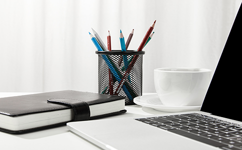 ?？谧怨境Ｒ姷牟牧?></p><h3>三、?？谧怨境Ｒ姷牟牧?/h3><p>注冊公司時，需要準備的相關材料包括：</p><p>- 公司名稱預先核準通知書：公司名稱核準后，可以開始注冊。</p><p>- 法人身份證明：法定代表人的身份證原件及復印件。</p><p>- 注冊地址證明：房屋租賃合同或房產(chǎn)證復印件。</p><p>- 公司章程：明確公司內(nèi)部管理及經(jīng)營事項。</p><p>- 其他許可文件：如果經(jīng)營的行業(yè)有特殊要求，需要提供相關的許可證或資質(zhì)證明。</p><h3>四、?？谧怨玖鞒?/h3><p>海口注冊公司流程相對簡單，但需要按部就班地進行，確保所有條件和材料都符合要求。注冊公司的一般流程包括：</p><p>1. 公司名稱核準：向當?shù)毓ど绦姓芾聿块T提交名稱核準申請。</p><p>2. 提交注冊材料：提交法人身份證、注冊地址證明等所需材料。</p><p>3. 營業(yè)執(zhí)照辦理：注冊材料審查通過后，領取營業(yè)執(zhí)照。</p><p>4. 稅務登記：領取營業(yè)執(zhí)照后，辦理稅務登記。</p><p>5. 開立銀行賬戶：為公司開設銀行賬戶，用于后續(xù)的資金管理。</p><h3>五、海口注冊公司常見問題解答</h3><p>1. 注冊公司需要多少時間?</p><p>通常情況下，?？谧怨敬蠹s需要5-10個工作日，但具體時間可能會因為材料準備和審批速度有所不同。</p><p>2. ?？谧怨镜馁M用大概是多少?</p><p>?？谧怨镜馁M用包括工商注冊費用、刻章費用、稅務登記費用等，整體費用大約在幾百到一千元左右。具體費用取決于注冊公司的類型及所需的服務。</p><p>3. 可以委托代理公司注冊公司嗎?</p><p>當然可以，許多創(chuàng)業(yè)者選擇委托專業(yè)的代理公司辦理注冊流程，省時省力，也能確保材料準備和流程合法合規(guī)。</p><h3>六、總結</h3><p>?？谧怨臼且粋€相對簡單的過程，但了解并準備好相關的條件和材料非常重要。本文介紹了?？谧怨拘枰幕緱l件、材料以及注冊流程，幫助創(chuàng)業(yè)者更好地規(guī)劃和實施創(chuàng)業(yè)計劃。如果你有任何關于海口注冊公司、稅務登記、公司注銷等方面的問題，可以隨時咨詢?？阢茣嫻?，我們將為你提供專業(yè)的支持和幫助，確保你順利完成公司注冊。</p><div   id=