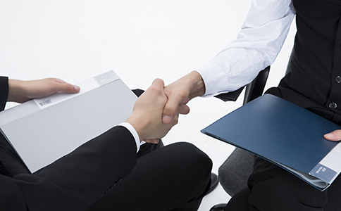 ?？谥辈ж浌咀运璨牧?></p><h3>3. 海口直播帶貨公司注冊所需材料</h3><p>注冊?？谥辈ж浌緯r，準(zhǔn)備充足的材料是非常重要的。以下是所需材料清單：</p><p>- 公司名稱預(yù)先核準(zhǔn)通知書</p><p>- 法定代表人身份證明復(fù)印件</p><p>- 公司股東信息(股東的身份證明和股權(quán)比例)</p><p>- 公司注冊地址的租賃合同或產(chǎn)權(quán)證明</p><p>- 公司章程</p><p>- 經(jīng)營范圍描述</p><p>- 公司財(cái)務(wù)人員的身份證及學(xué)歷證明(若有要求)</p><h3>4. 海口直播帶貨公司注冊的常見問題</h3><p>在注冊過程中，創(chuàng)業(yè)者常常會遇到一些問題。以下是一些常見的注冊難題和解決方案：</p><p>- 問題1：公司名稱是否可以自選?</p><p>公司名稱需遵循當(dāng)?shù)毓ど叹值囊?guī)定，避免重復(fù)，且不能涉及禁止性詞語。可以通過企業(yè)名稱核準(zhǔn)系統(tǒng)進(jìn)行查詢。</p><p>- 問題2：經(jīng)營范圍要如何確定?</p><p>經(jīng)營范圍是公司在注冊時必須明確的內(nèi)容。對于直播帶貨公司，通?？梢园ā熬W(wǎng)絡(luò)銷售、電子商務(wù)、直播推廣等”，具體可根據(jù)實(shí)際業(yè)務(wù)需求進(jìn)行調(diào)整。</p><p>- 問題3：注冊資本是否一定要繳納?</p><p>?？谑袑χ辈ж浌緵]有強(qiáng)制性的最低注冊資本要求，但建議創(chuàng)業(yè)者根據(jù)公司的業(yè)務(wù)規(guī)模和發(fā)展?jié)摿M(jìn)行合理設(shè)定。</p><h3>5. 直播帶貨公司注冊后需要辦理的事項(xiàng)</h3><p>注冊完畢后，創(chuàng)業(yè)者還需進(jìn)行一系列后續(xù)的管理工作：</p><p>- 稅務(wù)登記</p><p>每個公司在注冊后必須依法進(jìn)行稅務(wù)登記，并定期報(bào)稅，確保企業(yè)運(yùn)營合規(guī)。</p><p>- 選擇合適的電商平臺</p><p>直播帶貨公司需要選擇合適的電商平臺進(jìn)行業(yè)務(wù)運(yùn)營，可以選擇如淘寶直播、抖音、快手等平臺。</p><p>- 建立品牌形象</p><p>直播帶貨不僅僅是賣貨，還需要在短時間內(nèi)建立品牌形象，吸引目標(biāo)消費(fèi)者。</p><h3>6. 總結(jié)</h3><p>海口直播帶貨公司注冊雖然看似簡單，但其中涉及的細(xì)節(jié)和流程也需要特別注意。創(chuàng)業(yè)者在注冊過程中需要準(zhǔn)備好相關(guān)材料，按照流程一步一步完成注冊工作。如果你對注冊過程有任何疑問，或者在操作過程中遇到困難，隨時可以咨詢?？阢茣?jì)公司。我們將為你提供專業(yè)的指導(dǎo)和幫助，確保你的直播帶貨公司順利注冊并迅速開展業(yè)務(wù)。</p><p>通過正確的注冊流程和合規(guī)操作，你的直播帶貨公司將有機(jī)會在激烈的市場競爭中脫穎而出，取得更大的成功。</p>                </div>
                <p class=