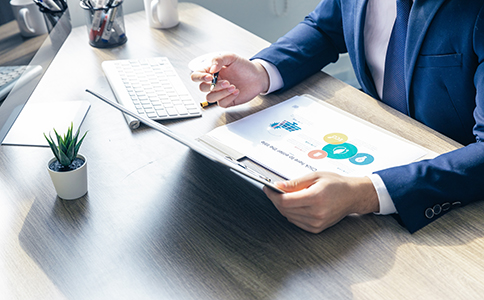 ?？谟耙暪咀缘牧鞒?></p><h3>三、?？谟耙暪咀缘牧鞒?/h3><p>海口影視公司注冊的具體流程如下：</p><p>1. 公司名稱核準：首先，您需要通過?？诠ど叹痔峤还久Q核準申請，確保您的公司名稱不與他人重復，并符合工商局的命名規(guī)定。</p><p>2. 提交注冊材料：準備好上述所需的各類注冊材料，提交至?？诠ど叹?。提交后，工商局會進行審核。</p><p>3. 領(lǐng)取營業(yè)執(zhí)照：審核通過后，您可以領(lǐng)取海口影視公司營業(yè)執(zhí)照。營業(yè)執(zhí)照是公司合法存在的基本證明。</p><p>4. 刻章：領(lǐng)取營業(yè)執(zhí)照后，您需要刻制公司公章、財務(wù)章、法人章等公司印章。</p><p>5. 銀行開戶：選擇一家銀行開立公司賬戶，辦理相關(guān)的銀行手續(xù)。</p><p>6. 稅務(wù)登記：完成稅務(wù)登記并選擇適合的納稅模式。對于影視公司來說，稅務(wù)登記是一項不可忽視的環(huán)節(jié)。</p><p>7. 社保開戶：如果公司員工超過規(guī)定人數(shù)，您需要為員工辦理社保手續(xù)。</p><h3>四、?？谟耙暪咀缘淖⒁馐马?/h3><p>1. 經(jīng)營范圍明確：在注冊時要確保影視公司經(jīng)營范圍的準確性，并且符合法律要求。如果公司從事某些特殊業(yè)務(wù)，需要提前準備相關(guān)資質(zhì)證明。</p><p>2. 資本要求：雖然我國已經(jīng)實施了注冊資本認繳制，但注冊資本的大小還是會影響到公司的信譽和客戶的信任，因此需要根據(jù)實際情況決定。</p><p>3. 行業(yè)資質(zhì)：影視公司涉及到許多特殊領(lǐng)域，可能需要申請?zhí)囟ǖ男袠I(yè)資質(zhì)，如電影制作許可證、廣播電視節(jié)目制作許可證等。根據(jù)公司業(yè)務(wù)需要，及時申請相關(guān)資質(zhì)證書。</p><p>4. 稅務(wù)問題：影視公司可能涉及不同的稅收政策，注冊時務(wù)必明確稅務(wù)登記，確保公司依法納稅。</p><h3>五、?？谟耙暪咀院蟮暮罄m(xù)工作</h3><p>注冊完成后，影視公司還需要進行一系列的后續(xù)工作：</p><p>- 財務(wù)管理：成立財務(wù)部門，做好公司賬務(wù)和稅務(wù)管理。根據(jù)公司運營規(guī)模和財務(wù)需求，您可能需要聘請專業(yè)的會計公司。</p><p>- 人員招聘：根據(jù)公司需要招聘合適的影視制作人員、策劃人員、演員等相關(guān)人才。</p><p>- 項目運作：公司注冊后，需要開始承接影視制作、策劃和發(fā)行等項目，逐步積累經(jīng)驗和品牌知名度。</p><h3>六、總結(jié)</h3><p>注冊?？谟耙暪臼且粋€系統(tǒng)而復雜的過程，創(chuàng)業(yè)者需要根據(jù)實際需求，準備充分的注冊材料，按照流程完成各項登記手續(xù)。無論是在準備階段還是后續(xù)運營中，您都需要密切關(guān)注行業(yè)相關(guān)政策和規(guī)定。</p><p>如果您在注冊過程中遇到任何問題，或者不確定如何操作，可以隨時咨詢?？阢茣嫻?。我們提供專業(yè)的注冊和財務(wù)服務(wù)，幫助您順利完成海口影視公司注冊及后續(xù)運營。</p><div   id=