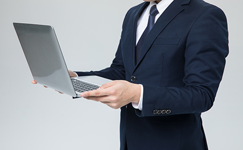 ?？谧越ㄖこ坦镜牧鞒?></p><h3>三、海口注冊建筑工程公司的流程</h3><p>1. 公司名稱核準(zhǔn)</p><p>提交公司名稱至市場監(jiān)督管理局進(jìn)行核準(zhǔn)，確保名稱唯一且符合規(guī)定。</p><p>2. 提交注冊材料</p><p>準(zhǔn)備公司章程、股東身份證明、注冊地址證明等材料，提交至市場監(jiān)督管理局。</p><p>3. 領(lǐng)取營業(yè)執(zhí)照</p><p>材料審核通過后，領(lǐng)取營業(yè)執(zhí)照，完成公司注冊。</p><p>4. 辦理資質(zhì)證書</p><p>根據(jù)業(yè)務(wù)需求，向住建部門申請相應(yīng)的建筑工程資質(zhì)證書。</p><p>5. 開立銀行賬戶</p><p>以公司名義開立基本賬戶，用于資金往來和稅務(wù)申報。</p><h3>四、海口注冊建筑工程公司的注意事項</h3><p>1. 合理規(guī)劃注冊資本</p><p>注冊資本過高可能增加資金壓力，過低則可能影響資質(zhì)申請。建議根據(jù)實際需求合理規(guī)劃。</p><p>2. 確保注冊地址合規(guī)</p><p>注冊地址需為實際辦公地址，避免因地址問題導(dǎo)致注冊失敗。</p><p>3. 及時辦理資質(zhì)證書</p><p>建筑工程公司需具備相應(yīng)資質(zhì)才能承接項目，建議盡早辦理。</p><p>4. 了解稅收優(yōu)惠政策</p><p>?？谧鳛樽再Q(mào)港核心城市，享有稅收優(yōu)惠政策。建議咨詢專業(yè)機(jī)構(gòu)，合理利用政策紅利。</p><h3>五、總結(jié)</h3><p>在?？谧越ㄖこ坦荆枰獫M足公司名稱核準(zhǔn)、注冊資本、經(jīng)營范圍、注冊地址等基本條件，同時還需辦理建筑工程資質(zhì)證書和安全生產(chǎn)許可證。注冊流程包括名稱核準(zhǔn)、提交材料、領(lǐng)取營業(yè)執(zhí)照、辦理資質(zhì)和開立銀行賬戶等步驟。創(chuàng)業(yè)者在注冊過程中需注意合理規(guī)劃注冊資本、確保地址合規(guī)，并及時辦理相關(guān)資質(zhì)。</p><p>如果您對海口注冊建筑工程公司條件仍有疑問，或需要專業(yè)指導(dǎo)，建議隨時咨詢?？阢茣嫻?。作為本地專業(yè)的財稅服務(wù)機(jī)構(gòu)，泓灼會計可為您提供一站式公司注冊、資質(zhì)辦理及財稅咨詢服務(wù)，助您快速完成公司注冊，順利開展業(yè)務(wù)。</p>                </div>
                <p class=