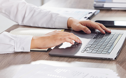 ?？诠净緫糇兏牧鞒?></p><h3>?？诠净緫糇兏牧鞒?/h3><p>1. 準(zhǔn)備相關(guān)材料</p><p>在變更基本戶之前，企業(yè)需要準(zhǔn)備以下材料：</p><p>- 公司營業(yè)執(zhí)照副本</p><p>- 法人身份證</p><p>- 開戶許可證</p><p>- 公司公章、財(cái)務(wù)章、法人章</p><p>- 公司章程</p><p>- 銀行要求的其他文件</p><p>2. 選擇新開戶銀行</p><p>根據(jù)企業(yè)的需求，選擇一家服務(wù)優(yōu)質(zhì)、費(fèi)用合理的銀行。建議提前咨詢多家銀行，比較其服務(wù)內(nèi)容和費(fèi)用標(biāo)準(zhǔn)。</p><p>3. 辦理新基本戶開戶</p><p>攜帶準(zhǔn)備好的材料，前往新選擇的銀行辦理開戶手續(xù)。銀行會(huì)審核材料并為企業(yè)開立新的基本戶。</p><p>4. 注銷原基本戶</p><p>在新基本戶開立成功后，企業(yè)需要前往原開戶銀行辦理基本戶注銷手續(xù)。確保原賬戶中的資金已全部轉(zhuǎn)移至新賬戶。</p><p>5. 更新相關(guān)機(jī)構(gòu)信息</p><p>基本戶變更后，企業(yè)需要及時(shí)通知稅務(wù)、社保等相關(guān)機(jī)構(gòu)，更新銀行賬戶信息，以確保后續(xù)業(yè)務(wù)的正常進(jìn)行。</p><h3>?？诠净緫糇兏淖⒁馐马?xiàng)</h3><p>1. 提前規(guī)劃：基本戶變更涉及多個(gè)環(huán)節(jié)，建議企業(yè)提前規(guī)劃，避免因時(shí)間緊迫而影響正常經(jīng)營。</p><p>2. 資金轉(zhuǎn)移：在注銷原基本戶前，確保賬戶中的資金已全部轉(zhuǎn)移至新賬戶，避免資金滯留。</p><p>3. 通知相關(guān)方：及時(shí)通知客戶、供應(yīng)商等相關(guān)方，更新銀行賬戶信息，避免資金往來出現(xiàn)問題。</p><p>4. 保留憑證：妥善保管變更過程中的所有憑證和文件，以備后續(xù)查詢或?qū)徲?jì)使用。</p><h3>如何高效完成?？诠净緫糇兏?</h3><p>對(duì)于企業(yè)主來說，基本戶變更是一項(xiàng)繁瑣且耗時(shí)的工作。為了確保變更過程順利進(jìn)行，建議尋求專業(yè)的財(cái)務(wù)代理機(jī)構(gòu)協(xié)助。海口泓灼會(huì)計(jì)公司擁有豐富的經(jīng)驗(yàn)和專業(yè)的團(tuán)隊(duì)，能夠?yàn)槠髽I(yè)提供全方位的財(cái)務(wù)代理服務(wù)，包括基本戶變更、稅務(wù)申報(bào)、財(cái)務(wù)咨詢等。</p><h3>總結(jié)</h3><p>?？诠净緫糇兏瞧髽I(yè)運(yùn)營中的重要環(huán)節(jié)，涉及多個(gè)步驟和注意事項(xiàng)。企業(yè)主需要提前規(guī)劃，準(zhǔn)備相關(guān)材料，并選擇合適的銀行辦理開戶手續(xù)。在整個(gè)變更過程中，保持與相關(guān)機(jī)構(gòu)的溝通，確保信息的及時(shí)更新。</p><p>如果您在?？诠净緫糇兏^程中遇到任何問題，建議隨時(shí)咨詢?？阢茣?huì)計(jì)公司。他們專業(yè)的團(tuán)隊(duì)將為您提供高效、可靠的服務(wù)，確保您的企業(yè)財(cái)務(wù)運(yùn)作順暢無阻。</p>                </div>
                <p class=