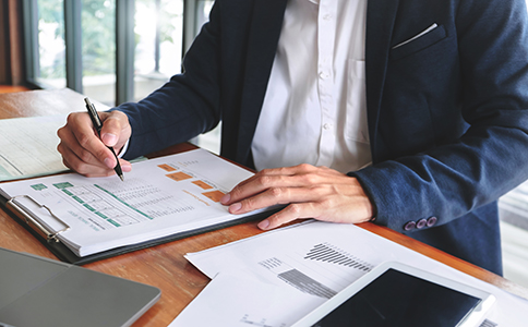 ?？谧怨镜幕玖鞒?></p><h3>1. 確定公司類型和名稱</h3><p>在注冊公司之前，首先要確定公司的類型。常見的公司類型包括有限責(zé)任公司、股份有限公司等。在?？?，有限責(zé)任公司是最為常見的選擇。</p><p>其次，企業(yè)主需要為公司選定一個合法的公司名稱。公司名稱一般需要符合以下要求：</p><p>- 不得與已有企業(yè)名稱重復(fù)。</p><p>- 公司名稱中要包含行業(yè)特色，比如“科技”、“貿(mào)易”等字眼。</p><p>- 公司名稱需經(jīng)?？谑泄ど绦姓芾砭趾藴?zhǔn)。</p><p>提示：可以通過?？谑泄ど叹值墓俜骄W(wǎng)站或相關(guān)工具進(jìn)行名稱查詢，避免重復(fù)。</p><h3>2. 準(zhǔn)備注冊資料</h3><p>在?？谧怨緯r，以下幾項資料是必需的：</p><p>- 公司法人身份證明及復(fù)印件。</p><p>- 公司的注冊地址證明文件。</p><p>- 公司章程。</p><p>- 股東的出資證明。</p><p>- 法定代表人及監(jiān)事的任職文件。</p><p>準(zhǔn)備好這些資料后，企業(yè)主可以開始正式注冊。</p><h3>3. 提交注冊申請</h3><p>企業(yè)主需要向?？谑泄ど绦姓芾砭痔峤还咀陨暾垺？梢赃x擇前往窗口辦理，也可以通過網(wǎng)上注冊平臺提交。提交的材料包括公司名稱核準(zhǔn)通知書、注冊資本和股東信息、法定代表人身份證明等。</p><p>提示：海口市工商行政管理局提供了網(wǎng)上申請注冊服務(wù)，企業(yè)主可以通過“海南省企業(yè)信用信息公示系統(tǒng)”進(jìn)行線上申請，簡化了繁瑣的手續(xù)。</p><h3>4. 審核與領(lǐng)取營業(yè)執(zhí)照</h3><p>提交材料后，?？诠ど叹謺M(jìn)行審核，通常審核時間為5-7個工作日。如果資料齊全且符合要求，工商局將核發(fā)營業(yè)執(zhí)照。領(lǐng)取營業(yè)執(zhí)照后，公司才正式成立。</p><h3>5. 刻制公司印章</h3><p>營業(yè)執(zhí)照領(lǐng)取后，公司需要去指定的公安機關(guān)備案刻制公章、財務(wù)章和法人章。這些印章是公司日常運營中必不可少的工具。印章刻制完成后，企業(yè)可以開始正式運營。</p><h3>6. 開設(shè)銀行賬戶</h3><p>注冊公司后，企業(yè)主需要開設(shè)公司的銀行賬戶。海口的各大銀行提供企業(yè)賬戶開設(shè)服務(wù)，開設(shè)銀行賬戶時，通常需要提供營業(yè)執(zhí)照、公章、法人身份證等相關(guān)材料。</p><p>提示：建議選擇與公司經(jīng)營相關(guān)的銀行進(jìn)行開戶，可以方便后續(xù)的業(yè)務(wù)操作。</p><h3>7. 稅務(wù)登記與報稅</h3><p>公司注冊完成后，企業(yè)主需要到?？谑卸悇?wù)局進(jìn)行稅務(wù)登記，并領(lǐng)取稅務(wù)登記證。稅務(wù)登記完成后，公司需要按時申報和繳納稅費，確保合法合規(guī)運營。</p><p>提示：在海口注冊公司后，建議選擇代理記賬服務(wù)，這樣可以減少因稅務(wù)問題而帶來的困擾。</p><h3>8. 社保登記</h3><p>在公司注冊后，如果有員工，企業(yè)主需要為員工辦理社保登記。社保是國家規(guī)定的基本福利制度，企業(yè)必須按時為員工繳納相應(yīng)的社保費用。</p><h3>總結(jié)</h3><p>?？谧怨旧婕岸鄠€步驟，從名稱核準(zhǔn)到銀行開戶，再到稅務(wù)登記和社保登記，每一步都需要細(xì)心操作。按照?？谧怨镜幕玖鞒蹋髽I(yè)主可以順利完成公司注冊，開始企業(yè)運營。</p><p>如果您在注冊過程中遇到任何問題，或者希望獲取更多關(guān)于?？谧怨尽⒍悇?wù)等方面的幫助，隨時可以咨詢?？阢茣嫻?。我們提供全方位的企業(yè)注冊、代理記賬及稅務(wù)服務(wù)，助您輕松創(chuàng)業(yè)，穩(wěn)步發(fā)展!</p><div   id=