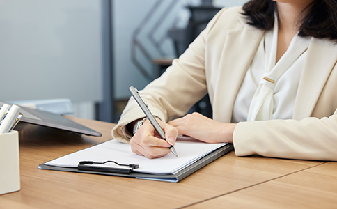 ?？诠咀粤鞒?></p><h3>二、?？诠咀粤鞒?/h3><p>在準(zhǔn)備好注冊所需的條件之后，企業(yè)主可以按照以下流程來注冊公司：</p><p>1. 企業(yè)名稱預(yù)先核準(zhǔn)</p><p>公司名稱是注冊過程中第一步，企業(yè)主需要選擇一個(gè)符合要求的公司名稱并提交工商部門進(jìn)行預(yù)先核準(zhǔn)。核準(zhǔn)后，工商局會出具《企業(yè)名稱預(yù)先核準(zhǔn)通知書》，確認(rèn)公司名稱可用。</p><p>2. 準(zhǔn)備注冊材料</p><p>在獲得名稱預(yù)先核準(zhǔn)后，企業(yè)主需要準(zhǔn)備相關(guān)的注冊材料，常見的注冊材料包括：</p><p>- 企業(yè)名稱預(yù)先核準(zhǔn)通知書</p><p>- 法定代表人身份證明</p><p>- 公司章程</p><p>- 股東身份證明材料</p><p>- 注冊地址的證明材料(如租賃合同)</p><p>- 其他所需材料(如經(jīng)營范圍的詳細(xì)描述)</p><p>3. 提交工商登記申請</p><p>將所有準(zhǔn)備好的材料提交至海口市工商行政管理局進(jìn)行審查。企業(yè)主可以選擇親自前往工商局辦理，或者通過網(wǎng)上注冊平臺提交相關(guān)材料進(jìn)行注冊。</p><p>4. 領(lǐng)取營業(yè)執(zhí)照</p><p>經(jīng)過審核無誤后，?？诠ど叹謺C發(fā)營業(yè)執(zhí)照。獲得營業(yè)執(zhí)照后，您的公司就正式成立了，具備了合法的經(jīng)營資格。</p><p>5. 刻制公司印章</p><p>領(lǐng)取營業(yè)執(zhí)照后，企業(yè)主需要到公安局備案的刻章機(jī)構(gòu)去刻制公司印章、財(cái)務(wù)章、合同章等。印章刻制完成后，您可以正式開展相關(guān)業(yè)務(wù)。</p><p>6. 開設(shè)公司銀行賬戶</p><p>為了方便日后開展業(yè)務(wù)，企業(yè)主需要開設(shè)公司銀行賬戶。注冊成功后，應(yīng)盡早去銀行開戶并激活企業(yè)賬戶，用于公司資金管理和日常業(yè)務(wù)操作。</p><p>7. 稅務(wù)登記</p><p>公司領(lǐng)取營業(yè)執(zhí)照后，必須在規(guī)定時(shí)間內(nèi)進(jìn)行稅務(wù)登記。?？谑卸悇?wù)局會根據(jù)公司業(yè)務(wù)類型和規(guī)模，為公司確定合適的納稅類別，并進(jìn)行納稅人資格認(rèn)證。</p><p>8. 辦理社會保險(xiǎn)登記</p><p>根據(jù)企業(yè)員工人數(shù)，企業(yè)還需要為員工辦理社會保險(xiǎn)登記，繳納養(yǎng)老保險(xiǎn)、醫(yī)療保險(xiǎn)等費(fèi)用。</p><h3>三、?？诠咀猿Ｒ妴栴}</h3><p>在注冊過程中，企業(yè)主可能會遇到一些常見問題，了解這些問題可以幫助您避免不必要的麻煩。</p><p>1. 如何選擇合適的公司名稱?</p><p>公司名稱必須符合規(guī)定，并且具有獨(dú)特性。建議企業(yè)主在選擇名稱時(shí)，避免使用過于寬泛或者容易混淆的名稱?？梢愿鶕?jù)公司的經(jīng)營范圍或行業(yè)特色來設(shè)計(jì)名稱。</p><p>2. 注冊地址可以是住宅地址嗎?</p><p>根據(jù)法律規(guī)定，注冊地址必須是合法的商業(yè)辦公場所。如果選擇在住宅區(qū)注冊公司，可能需要經(jīng)過相關(guān)審批或者提供地址的合法性證明。</p><p>3. 注冊資本是否需要實(shí)際繳納?</p><p>根據(jù)現(xiàn)行法規(guī)，注冊資本不再要求實(shí)際繳納，企業(yè)可以認(rèn)繳出資額。但注冊資本必須與公司經(jīng)營范圍和規(guī)模相符，且不應(yīng)過低，以免影響公司信譽(yù)。</p><p>4. 注冊公司后是否立即開始運(yùn)營?</p><p>公司注冊后，企業(yè)主需要完成銀行開戶、稅務(wù)登記、刻章等手續(xù)，才能正式開始運(yùn)營。在這些手續(xù)完成前，公司無法開展正式業(yè)務(wù)。</p><p>5. 能否委托他人辦理公司注冊?</p><p>企業(yè)主可以委托專業(yè)的代理機(jī)構(gòu)或會計(jì)公司辦理公司注冊事宜，這樣可以節(jié)省時(shí)間并確保各項(xiàng)材料和流程符合法規(guī)要求。</p><h3>四、總結(jié)</h3><p>?？诠咀詶l件及流程相對簡便，但需要企業(yè)主注意每一步的細(xì)節(jié)，確保公司注冊合法合規(guī)。通過了解并遵循上述流程，您可以順利注冊并經(jīng)營您的企業(yè)。</p><p>如果您在注冊過程中遇到任何問題，或需要專業(yè)的指導(dǎo)和幫助，?？阢茣?jì)公司可以為您提供全面的公司注冊及財(cái)稅服務(wù)，確保您的創(chuàng)業(yè)之路順利起航。</p><div   id=