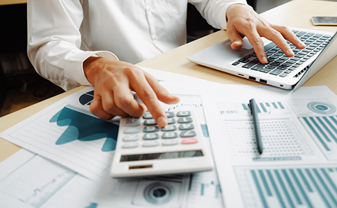 如何解決?？诘刂方猱惓?></p><h3>如何解決?？诘刂方猱惓?</h3><p>解決?？诘刂方猱惓栴}，首先需要弄清楚問題的具體原因。下面是幾個解決地址異常的常見方法：</p><p>1. 更新房屋租賃合同</p><p>如果由于租賃合同問題導(dǎo)致地址異常，企業(yè)應(yīng)盡快與房東重新簽訂有效合同，并向工商局和稅務(wù)局更新注冊地址。</p><p>2. 更換注冊地址</p><p>若原注冊地址存在問題或無法繼續(xù)使用，可以選擇合法且符合規(guī)定的新地址進(jìn)行更換。需要注意，變更注冊地址時需要準(zhǔn)備相關(guān)的證明材料，如新租賃合同、房屋產(chǎn)權(quán)證等。</p><p>3. 及時報備地址信息變動</p><p>如果企業(yè)的實際經(jīng)營地址與登記地址不一致，應(yīng)及時向工商局和稅務(wù)機關(guān)報備并更新相關(guān)信息，避免因信息不符而導(dǎo)致異常。</p><p>4. 解決稅務(wù)問題</p><p>稅務(wù)異常是造成地址異常的一個常見原因。若因稅務(wù)問題導(dǎo)致地址異常，企業(yè)應(yīng)及時清理稅務(wù)問題，確保無未結(jié)清的稅款或滯納金，避免因稅務(wù)問題影響到公司注冊地址。</p><p>5. 合法合規(guī)操作</p><p>企業(yè)在選擇注冊地址時，務(wù)必選擇合法合規(guī)的辦公地點，避免因違反規(guī)劃或其他法律法規(guī)導(dǎo)致地址異常。</p><h3>?？诘刂方猱惓５姆梢?guī)定</h3><p>根據(jù)?？谑械南嚓P(guān)法律法規(guī)，企業(yè)注冊地址應(yīng)符合以下條件：</p><p>- 地址應(yīng)為真實、合法的辦公地點。</p><p>- 地址應(yīng)能接收工商、稅務(wù)等部門的通知。</p><p>- 地址應(yīng)能進(jìn)行有效的經(jīng)營活動，滿足企業(yè)實際經(jīng)營需求。</p><p>如果注冊地址出現(xiàn)異常，企業(yè)需在規(guī)定時間內(nèi)進(jìn)行整改，否則可能面臨罰款、吊銷營業(yè)執(zhí)照等法律后果。因此，及時解決海口地址解異常問題至關(guān)重要。</p><h3>如何避免海口地址異常問題?</h3><p>為了避免在未來遇到地址異常問題，企業(yè)在注冊地址選擇和管理過程中應(yīng)注意以下幾點：</p><p>1. 選擇合規(guī)地址</p><p>在注冊公司時，選擇符合城市規(guī)劃、合法的辦公地點，確保地址信息準(zhǔn)確無誤。</p><p>2. 保持聯(lián)系信息更新</p><p>定期更新公司注冊地址及聯(lián)系方式，特別是在搬遷、地址變更時，及時向相關(guān)部門報備，避免信息不符導(dǎo)致異常。</p><p>3. 審慎簽訂租賃合同</p><p>企業(yè)與房東簽訂租賃合同時，應(yīng)確保合同合法有效，并注意租期的管理，避免因租賃合同到期而導(dǎo)致地址問題。</p><p>4. 定期檢查地址狀態(tài)</p><p>定期檢查公司注冊地址的狀態(tài)，確保地址仍然有效且可以正常使用，避免因長時間未經(jīng)營或租約問題而引發(fā)異常。</p><h3>總結(jié)</h3><p>?？诘刂方猱惓栴}雖常見，但解決方式也較為明確。通過及時更新租賃合同、變更注冊地址、解決稅務(wù)問題等方式，企業(yè)可以有效避免或解除地址異常問題，確保企業(yè)運營不受影響。作為創(chuàng)業(yè)者，切勿忽視公司注冊地址的管理，它關(guān)系到企業(yè)的合法經(jīng)營和持續(xù)發(fā)展。</p><p>如果您在解決海口地址解異常過程中遇到任何困難，歡迎隨時咨詢海口泓灼會計公司。我們將為您提供專業(yè)的建議與服務(wù)，幫助您解決注冊過程中的所有問題，助力企業(yè)順利運營。</p>                </div>
                <p class=