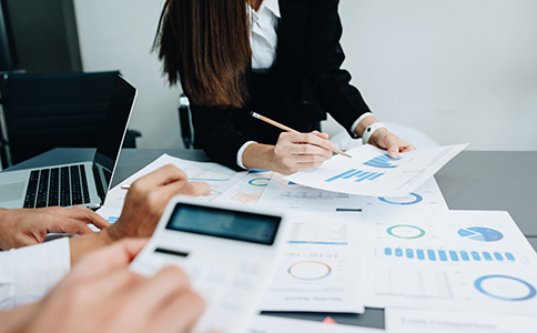 ?？谧员嵐舅璨牧?></p><h3>二、?？谧员嵐舅璨牧?/h3><p>在注冊?？诒嵐緯r，準(zhǔn)備齊全的材料是確保注冊順利進(jìn)行的前提。以下是注冊過程中需要提供的主要材料：</p><p>- 公司名稱核準(zhǔn)通知書：用于確認(rèn)公司名稱的唯一性和合法性。</p><p>- 法人身份證原件及復(fù)印件：確認(rèn)公司法人的身份。</p><p>- 公司章程：規(guī)定公司內(nèi)部的運(yùn)營管理方式，確保公司運(yùn)營的合法性。</p><p>- 公司注冊地址證明：包括房產(chǎn)租賃合同或房產(chǎn)證復(fù)印件，用于證明公司注冊地點(diǎn)的合法性。</p><p>- 注冊資本證明：注冊資本是公司成立的基礎(chǔ)，可以選擇認(rèn)繳制，確保注冊資本符合當(dāng)?shù)匾蟆?/p><p>- 稅務(wù)登記申請表：用于稅務(wù)登記時填寫的基本表格。</p><h3>三、?？谧员嵐咀⒁馐马?/h3><p>在海口注冊保潔公司時，除了了解注冊流程和所需材料外，還需要特別注意以下幾個方面：</p><p>1. 確保公司名稱獨(dú)特</p><p>公司名稱是公司形象的一部分，必須獨(dú)具特色且符合當(dāng)?shù)毓ど滩块T的要求。在進(jìn)行名稱核準(zhǔn)時，確保您的公司名稱與其他公司不重復(fù)。盡量避免使用過于寬泛的詞匯，以增加公司品牌的辨識度。</p><p>2. 選擇合適的經(jīng)營范圍</p><p>注冊時需要明確公司經(jīng)營的范圍，保潔公司通常的經(jīng)營范圍包括家庭清潔、辦公室清潔、工業(yè)清潔等。在注冊時，務(wù)必根據(jù)公司實際經(jīng)營方向填寫經(jīng)營范圍，以避免后期運(yùn)營中出現(xiàn)不必要的法律問題。</p><p>3. 依法辦理相關(guān)許可證</p><p>部分地區(qū)可能要求保潔公司持有特定的行業(yè)許可證，例如環(huán)境衛(wèi)生許可證等。根據(jù)?？诘木唧w法規(guī)，確認(rèn)是否需要申請這些許可證，以確保公司能夠依法經(jīng)營。</p><p>4. 選擇合適的稅務(wù)政策</p><p>稅務(wù)問題是公司運(yùn)營中不可忽視的一環(huán)。保潔公司經(jīng)營時，應(yīng)根據(jù)公司規(guī)模、營業(yè)額等因素選擇合適的稅務(wù)政策。小規(guī)模公司可以選擇小規(guī)模納稅人政策，而較大規(guī)模的公司可能需要選擇一般納稅人政策。及時咨詢稅務(wù)部門或?qū)I(yè)顧問，確保公司符合相關(guān)稅收政策。</p><h3>四、總結(jié)</h3><p>?？谧员嵐静⒉粡?fù)雜，但涉及到許多細(xì)節(jié)。了解并掌握注冊流程、所需材料及相關(guān)注意事項，能夠幫助您順利開辦公司，避免在注冊過程中出現(xiàn)問題。如果您在注冊過程中遇到任何疑問，建議隨時咨詢?？阢茣嫻?，他們可以為您提供專業(yè)的注冊服務(wù)和后續(xù)運(yùn)營建議，確保您的公司順利起步并走向成功。</p>                </div>
                <p class=