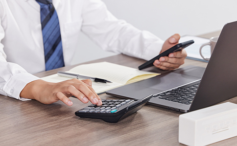 ?？谧怨玖鞒?></p><h3>三、?？谧怨玖鞒?/h3><p>在準(zhǔn)備好所有手續(xù)和證件后，您就可以開始注冊公司的流程了。以下是?？谧怨镜闹饕鞒蹋?/p><p>1. 公司名稱核準(zhǔn)：首先，向?？诠ど叹痔峤还久Q的申請，等待審核并獲得名稱核準(zhǔn)通知書。</p><p>2. 提交注冊資料：根據(jù)準(zhǔn)備好的證件和資料，向海口工商局提交注冊申請。資料齊全且符合要求后，工商局會進(jìn)行審核。</p><p>3. 領(lǐng)取營業(yè)執(zhí)照：審核通過后，您將領(lǐng)取到公司營業(yè)執(zhí)照，這標(biāo)志著公司正式成立。</p><p>4. 刻章：營業(yè)執(zhí)照領(lǐng)取后，您需要刻制公司公章、財務(wù)章和合同章等，方便日后經(jīng)營使用。</p><p>5. 開設(shè)銀行賬戶：公司成立后，需要在銀行開設(shè)企業(yè)賬戶，用于日常的財務(wù)往來。</p><p>6. 稅務(wù)登記：最后，完成稅務(wù)登記并辦理稅務(wù)備案，確保公司依法納稅。</p><h3>四、?？谧怨拘枳⒁獾氖马?/h3><p>雖然?？谧怨鞠鄬啽?，但在整個過程中仍有一些關(guān)鍵事項需要注意：</p><p>- 公司名稱的選擇：公司名稱必須符合工商局的相關(guān)規(guī)定，避免與現(xiàn)有企業(yè)名稱重復(fù)。同時，名稱應(yīng)具備行業(yè)特點，便于客戶識別。</p><p>- 注冊地址的合法性：注冊地址需提供真實有效的證明文件。如果使用虛擬地址，確保與服務(wù)商簽訂合法合同。</p><p>- 股東出資比例明確：股東的出資比例應(yīng)當(dāng)明確，并在公司章程中規(guī)定，避免未來糾紛。</p><p>- 遵守行業(yè)規(guī)定：如果您的公司涉及特殊行業(yè)(如醫(yī)療、教育等)，務(wù)必提前辦理相關(guān)行業(yè)許可證，以免影響公司注冊進(jìn)度。</p><h3>五、總結(jié)</h3><p>在海口注冊公司，雖然程序較為簡便，但仍然需要提供一系列手續(xù)和證件。明確公司類型、名稱、股東信息以及經(jīng)營范圍，準(zhǔn)備好相關(guān)證明材料，按照規(guī)定流程操作，就能順利完成公司注冊。無論是企業(yè)初創(chuàng)，還是擴展業(yè)務(wù)，注冊公司是邁向成功的第一步。</p><p>如果您對?？谧怨舅璧氖掷m(xù)和證件仍有疑問，建議隨時咨詢?？阢茣嫻?，我們將為您提供詳細(xì)的指導(dǎo)和幫助，確保您的創(chuàng)業(yè)之路順利起航。</p><div   id=