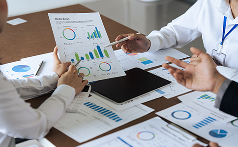 ?？诼糜喂咀粤鞒?></p><h3>?？诼糜喂咀粤鞒?/h3><p>注冊旅游公司一般包括以下幾個步驟：</p><p>1. 名稱預(yù)先核準(zhǔn)</p><p>注冊公司前，首先需要通過工商行政管理部門進行公司名稱的預(yù)先核準(zhǔn)，確保所選名稱不重復(fù)且符合相關(guān)規(guī)定。</p><p>2. 提交注冊材料</p><p>提交包括法人身份證明、注冊資本證明、公司章程、經(jīng)營場所證明等材料。相關(guān)材料需經(jīng)工商局審查后，發(fā)放營業(yè)執(zhí)照。</p><p>3. 申請相關(guān)資質(zhì)</p><p>對于從事旅行社業(yè)務(wù)的公司，注冊完成后還需要申請《旅行社業(yè)務(wù)經(jīng)營許可證》等資質(zhì)。申請資質(zhì)時可能需要提供詳細(xì)的業(yè)務(wù)計劃及行業(yè)背景。</p><p>4. 開設(shè)銀行賬戶</p><p>注冊旅游公司并獲得營業(yè)執(zhí)照后，企業(yè)還需在銀行開設(shè)基本賬戶，用于日常經(jīng)營和資金管理。</p><h3>海口旅游公司注冊過程中常見問題解答</h3><p>在注冊過程中，許多創(chuàng)業(yè)者可能會遇到一些問題。以下是幾個常見的疑問及解答：</p><p>1. 是否必須有旅行社經(jīng)營許可證才能開設(shè)旅游公司?</p><p>對于想從事旅行社業(yè)務(wù)的公司來說，申請《旅行社業(yè)務(wù)經(jīng)營許可證》是必須的。如果公司只從事一些基礎(chǔ)的旅游服務(wù)(如導(dǎo)游服務(wù)、旅游咨詢等)，則可以不申請該證書。然而，大多數(shù)從事較為復(fù)雜的旅游業(yè)務(wù)的公司，還是需要根據(jù)要求申請相應(yīng)的許可證。</p><p>2. 注冊資本有最低要求嗎?</p><p>根據(jù)海口地區(qū)的規(guī)定，旅游公司注冊資本通常要求不低于10萬元人民幣。但具體要求可能因公司性質(zhì)、業(yè)務(wù)規(guī)模及相關(guān)政策變化而有所不同。建議創(chuàng)業(yè)者在注冊前了解最新的政策要求，確保資本金的充分準(zhǔn)備。</p><p>3. 公司注冊地址能否使用自己的住宅?</p><p>雖然?？谠试S某些類型的小型企業(yè)使用住宅作為注冊地址，但對于旅游公司來說，注冊地址通常需要符合商業(yè)用途，并滿足安全、消防等要求。為了避免以后可能的糾紛，建議選擇符合規(guī)定的商業(yè)辦公地址。</p><p>4. 需要哪些資質(zhì)才能合法從事旅游服務(wù)?</p><p>要從事旅游服務(wù)，除了基本的工商登記外，旅行社還需要申請《旅行社業(yè)務(wù)經(jīng)營許可證》，而導(dǎo)游公司則需要導(dǎo)游證等相關(guān)資質(zhì)。此外，如果公司涉及旅游交通服務(wù)，還需辦理相應(yīng)的運輸許可證。</p><p>5. 旅游公司注冊過程中需要多長時間?</p><p>注冊旅游公司的時間通常在10個工作日左右，但如果需要辦理其他資質(zhì)證書，如《旅行社業(yè)務(wù)經(jīng)營許可證》，可能會再延長2-3周。因此，建議創(chuàng)業(yè)者提前了解流程，合理安排時間，以免影響公司開業(yè)。</p><h3>總結(jié)</h3><p>海口作為旅游業(yè)發(fā)達的城市，吸引了大量的創(chuàng)業(yè)者來注冊旅游公司。了解清楚注冊條件、流程及常見問題，能夠有效避免注冊過程中可能遇到的麻煩。通過合理準(zhǔn)備注冊資本、公司資質(zhì)、注冊地址等材料，能夠大大提高注冊成功的概率。如果您對注冊過程有更多疑問或需要專業(yè)幫助，歡迎隨時聯(lián)系專業(yè)服務(wù)團隊，我們將為您提供詳細(xì)的解答和支持，幫助您的旅游公司順利起步。</p><div   id=