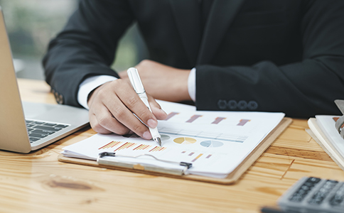 注銷(xiāo)?？诜止舅璨牧?></p><h3>三、注銷(xiāo)?？诜止舅璨牧?/h3><p>注銷(xiāo)?？诜止緯r(shí)，企業(yè)需要準(zhǔn)備一系列的資料和文件。常見(jiàn)的注銷(xiāo)材料包括：</p><p>1. 公司清算報(bào)告：由股東會(huì)或清算組成員出具，證明分公司已完成清算工作。</p><p>2. 稅務(wù)注銷(xiāo)證明：稅務(wù)局出具的稅務(wù)注銷(xiāo)證明，證明分公司已結(jié)清所有稅款。</p><p>3. 營(yíng)業(yè)執(zhí)照副本：?？诜止驹瓲I(yíng)業(yè)執(zhí)照副本。</p><p>4. 法定代表人身份證明：包括法人代表的身份證明文件。</p><p>5. 債權(quán)債務(wù)清單：詳細(xì)列出注銷(xiāo)前分公司所有未結(jié)清的債務(wù)清單，并附相關(guān)證明材料。</p><p>6. 注銷(xiāo)申請(qǐng)表：工商局提供的分公司注銷(xiāo)申請(qǐng)表，需填寫(xiě)完整并簽字確認(rèn)。</p><h3>四、注銷(xiāo)?？诜止緯r(shí)的注意事項(xiàng)</h3><p>在注銷(xiāo)海口分公司時(shí)，企業(yè)需特別注意以下幾點(diǎn)：</p><p>1. 提前準(zhǔn)備材料：注銷(xiāo)過(guò)程中涉及多項(xiàng)材料的提交和審核，提前準(zhǔn)備好相關(guān)資料可以避免不必要的延誤。</p><p>2. 確保稅務(wù)清算完畢：稅務(wù)清算是注銷(xiāo)過(guò)程中最關(guān)鍵的一步。任何未清稅款都可能影響注銷(xiāo)的順利進(jìn)行。</p><p>3. 及時(shí)公告：分公司注銷(xiāo)公告的發(fā)布期為45天，在此期間要確保沒(méi)有債權(quán)人提出異議。如果有債務(wù)未解決，應(yīng)盡快協(xié)商并結(jié)清。</p><p>4. 注銷(xiāo)順序不可忽視：從稅務(wù)注銷(xiāo)到工商注銷(xiāo)的流程順序必須嚴(yán)格按照規(guī)定執(zhí)行，否則可能導(dǎo)致注銷(xiāo)手續(xù)無(wú)法完成。</p><p>5. 尋求專(zhuān)業(yè)代理服務(wù)：由于注銷(xiāo)過(guò)程繁瑣且涉及多個(gè)環(huán)節(jié)，企業(yè)可以考慮委托專(zhuān)業(yè)的工商代理公司辦理注銷(xiāo)手續(xù)，確保整個(gè)過(guò)程的順利進(jìn)行。</p><h3>五、注銷(xiāo)?？诜止境Ｒ?jiàn)問(wèn)題解答</h3><p>1. 注銷(xiāo)分公司需要多長(zhǎng)時(shí)間?</p><p>?？诜止咀N(xiāo)的時(shí)間取決于多個(gè)因素，如稅務(wù)清算的復(fù)雜程度、公告期是否順利等。通常，整個(gè)流程需要3個(gè)月左右。</p><p>2. 分公司注銷(xiāo)的費(fèi)用是多少?</p><p>注銷(xiāo)費(fèi)用一般包括工商局收費(fèi)和公告費(fèi)用。具體費(fèi)用因服務(wù)內(nèi)容而異，建議事先咨詢(xún)相關(guān)服務(wù)機(jī)構(gòu)。</p><p>3. 稅務(wù)未清的情況下可以注銷(xiāo)嗎?</p><p>如果分公司存在未清的稅務(wù)問(wèn)題，將無(wú)法進(jìn)行注銷(xiāo)，必須先處理完所有稅務(wù)事項(xiàng)后才能繼續(xù)辦理注銷(xiāo)手續(xù)。</p><p>通過(guò)了解海口分公司注銷(xiāo)流程，企業(yè)可以更加清晰地掌握注銷(xiāo)的每個(gè)步驟，確保順利完成注銷(xiāo)手續(xù)。在辦理過(guò)程中，及時(shí)準(zhǔn)備相關(guān)材料，遵循正確流程，將大大提升注銷(xiāo)的效率。如果遇到任何問(wèn)題，可以考慮聘請(qǐng)專(zhuān)業(yè)的代理機(jī)構(gòu)，確保流程無(wú)誤，避免延誤。</p><div   id=