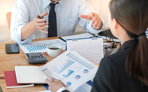 ?？谧苑止玖鞒?></p><h3>二、海口注冊分公司流程</h3><p>在完成了前期準(zhǔn)備工作之后，接下來進(jìn)入實(shí)際注冊階段。?？谧苑止镜囊话懔鞒贪ㄒ韵聨讉€步驟：</p><p>1. 企業(yè)名稱核準(zhǔn)：</p><p>在?？谧苑止厩?，首先需要進(jìn)行企業(yè)名稱核準(zhǔn)。通過?？谑泄ど叹值钠髽I(yè)名稱查詢系統(tǒng)，提交三個或以上的擬定名稱供審核。核準(zhǔn)通過后，您將獲得企業(yè)名稱預(yù)先核準(zhǔn)通知書。</p><p>2. 提交注冊申請：</p><p>名稱核準(zhǔn)通過后，下一步是向?？诠ど叹痔峤蛔陨暾垺Ｄ枰峤话ü菊鲁獭⒐蓶|會決議、注冊地址證明、法定代表人身份證明等材料。申請資料提交后，工商局將對其進(jìn)行審核。</p><p>3. 獲得營業(yè)執(zhí)照：</p><p>審核通過后，工商局會發(fā)放營業(yè)執(zhí)照，標(biāo)志著公司正式注冊成功。營業(yè)執(zhí)照上會注明分公司的法人信息、經(jīng)營范圍、注冊資本等重要信息。</p><p>4. 稅務(wù)登記：</p><p>營業(yè)執(zhí)照獲得后，企業(yè)需要向稅務(wù)局進(jìn)行稅務(wù)登記。稅務(wù)登記是企業(yè)合法經(jīng)營的前提，必須盡早辦理。稅務(wù)登記包括基本的稅種申報和稅務(wù)身份確認(rèn)。</p><p>5. 開立銀行賬戶：</p><p>完成稅務(wù)登記后，您需要前往銀行開設(shè)公司賬戶。這個賬戶將用于公司的資金流動、稅務(wù)交納及其他業(yè)務(wù)操作。</p><p>6. 社會保險登記：</p><p>根據(jù)?？诘南嚓P(guān)法律規(guī)定，分公司需要為員工繳納社會保險，您需要向社會保險機(jī)構(gòu)進(jìn)行登記。</p><p>7. 其他相關(guān)事項(xiàng)：</p><p>注冊分公司后，還需要處理其他相關(guān)事項(xiàng)，如商標(biāo)注冊、許可證辦理等，具體情況根據(jù)您的行業(yè)不同而有所不同。</p><h3>三、海口分公司注冊的費(fèi)用</h3><p>?？谧苑止緯婕耙恍┵M(fèi)用，主要包括以下幾項(xiàng)：</p><p>1. 政府注冊費(fèi)用：</p><p>注冊?？诜止緯r，需要繳納一定的政府行政費(fèi)用。費(fèi)用包括名稱核準(zhǔn)、營業(yè)執(zhí)照申請等費(fèi)用，一般在幾百元至一千元之間。</p><p>2. 辦理稅務(wù)登記的費(fèi)用：</p><p>稅務(wù)登記本身沒有高額費(fèi)用，但需要支付一些手續(xù)費(fèi)，比如稅務(wù)局的資料認(rèn)證費(fèi)用。</p><p>3. 代理服務(wù)費(fèi)用：</p><p>如果您選擇通過代理機(jī)構(gòu)注冊分公司，代理服務(wù)的費(fèi)用通常會在1000元至3000元不等，具體費(fèi)用取決于所選擇的服務(wù)內(nèi)容和代理公司。</p><p>4. 辦公地址租賃費(fèi)用：</p><p>如果您沒有現(xiàn)成的辦公場所，您需要支付辦公地址的租賃費(fèi)用。租金依據(jù)地理位置和面積有所不同，海口的商業(yè)辦公地址租賃費(fèi)用相對適中，但在市中心區(qū)域會較高。</p><p>5. 法律和會計服務(wù)費(fèi)用：</p><p>注冊過程中可能還需要一些法律和會計服務(wù)，如公司章程擬定、稅務(wù)規(guī)劃、財務(wù)報表處理等。這部分費(fèi)用通常按服務(wù)項(xiàng)目計費(fèi)。</p><h3>四、總結(jié)與建議</h3><p>綜上所述，海口注冊分公司是一個相對規(guī)范且透明的流程。雖然涉及的步驟繁瑣，但只要提前準(zhǔn)備好相關(guān)材料并選擇專業(yè)的注冊代理公司，整個過程會更加順利。在?？谧苑止?，不僅可以享受良好的經(jīng)濟(jì)環(huán)境，還可以享有海南自貿(mào)區(qū)的相關(guān)優(yōu)惠政策。</p><p>如果您對海口注冊分公司的流程、所需材料、時間、費(fèi)用等還有任何疑問，歡迎隨時咨詢?？阢茣嫻?。我們擁有豐富的經(jīng)驗(yàn)，能夠?yàn)槟峁I(yè)的咨詢服務(wù)，確保您的分公司注冊工作順利完成。</p><div   id=