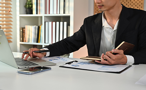 ?？谧?cè)獵頭公司基本條件