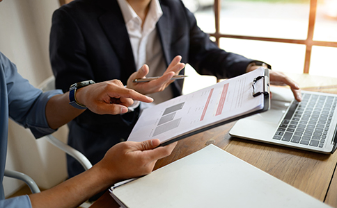 ?？谧晕幕?></p><h3>三、海口注冊文化公司注意事項(xiàng)</h3><p>在?？谧晕幕緯r(shí)，除了了解相關(guān)的流程和材料準(zhǔn)備，還需要注意以下事項(xiàng)：</p><p>1. 選擇合適的注冊資本</p><p>盡管注冊資本已經(jīng)放開，但文化公司注冊時(shí)，建議合理規(guī)劃資本規(guī)模。注冊資本過低可能會影響到公司的信用和資質(zhì)，而注冊資本過高則可能增加財(cái)務(wù)負(fù)擔(dān)。合理的注冊資本應(yīng)根據(jù)實(shí)際經(jīng)營需要進(jìn)行選擇。</p><p>2. 經(jīng)營范圍的選擇</p><p>在注冊公司時(shí)，確定公司的經(jīng)營范圍非常重要。文化公司通常涉及廣告、文化創(chuàng)意、傳媒、演出等多方面的業(yè)務(wù)。在注冊時(shí)，建議明確規(guī)定經(jīng)營范圍，避免后期變更時(shí)產(chǎn)生不必要的麻煩。</p><p>3. 行業(yè)許可和資質(zhì)審批</p><p>不同的文化行業(yè)對公司注冊有不同的要求。比如，出版、演出等特殊文化行業(yè)需要獲得相應(yīng)的許可證或資質(zhì)。因此，在選擇注冊文化公司類型時(shí)，務(wù)必了解所從事行業(yè)的相關(guān)政策與審批要求。</p><p>4. 文化創(chuàng)意領(lǐng)域的潛力</p><p>隨著社會的發(fā)展，文化創(chuàng)意行業(yè)正在成為?？诮?jīng)濟(jì)的重要組成部分。如果您的公司計(jì)劃從事與文化創(chuàng)意相關(guān)的業(yè)務(wù)，如廣告設(shè)計(jì)、藝術(shù)品制作等，可以申請一些優(yōu)惠政策，享受政府的支持。</p><p>5. 合法合規(guī)經(jīng)營</p><p>注冊公司只是開始，合法合規(guī)的經(jīng)營是確保公司長久發(fā)展的基礎(chǔ)。文化公司需遵守相關(guān)的法律法規(guī)，如版權(quán)法、著作權(quán)法等，避免侵犯他人知識產(chǎn)權(quán)，以免發(fā)生糾紛。</p><h3>四、總結(jié)</h3><p>通過本文的介紹，相信您對“?？谧晕幕尽钡牧鞒毯妥⒁馐马?xiàng)有了更清晰的了解。?？谑且粋€(gè)富有潛力的市場，文化產(chǎn)業(yè)的發(fā)展也為創(chuàng)業(yè)者提供了廣闊的空間。如果您正打算在?？谧晕幕?，建議盡早準(zhǔn)備好相關(guān)材料，確保注冊過程順利進(jìn)行。</p><p>若在注冊過程中遇到任何問題，或需要進(jìn)一步了解稅務(wù)、會計(jì)、法律等方面的服務(wù)，歡迎隨時(shí)咨詢?？阢茣?jì)。我們將為您提供專業(yè)的建議與幫助，確保您的文化公司順利運(yùn)營，邁向成功!</p>                </div>
                <p class=