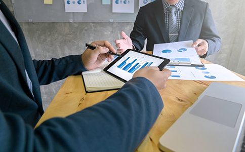 ?？诠咀运璨牧?></p><h3>二、?？诠咀运璨牧锨鍐?/h3><p>在注冊公司之前，準備好相關(guān)材料是至關(guān)重要的。不同類型的公司所需材料可能略有不同，但通常都包括以下幾類：</p><p>2.1 法人身份證明</p><p>公司法人的身份證復印件需要提交，并確保其有效性。對于外籍法人，還需提供護照及相關(guān)合法居留證明。</p><p>2.2 股東資料</p><p>所有股東的身份證明文件(如身份證或護照)及股東會決議。若股東為公司法人，還需要提供公司營業(yè)執(zhí)照復印件。</p><p>2.3 公司章程</p><p>公司章程是公司內(nèi)部的基本管理文件，必須由全體股東簽署并在注冊過程中提交。章程應(yīng)包括公司名稱、經(jīng)營范圍、股東結(jié)構(gòu)、管理方式等基本內(nèi)容。</p><p>2.4 地址證明</p><p>公司注冊地址是注冊過程中必須提供的材料，通常需要提供房屋租賃合同、房產(chǎn)證復印件，或由相關(guān)政府部門出具的注冊地址證明。</p><p>2.5 其他特殊材料</p><p>對于某些特定行業(yè)的公司，還需要提交行業(yè)許可或資質(zhì)證明。例如，開設(shè)教育培訓機構(gòu)需要提供辦學許可，醫(yī)療行業(yè)則需提供相關(guān)資質(zhì)證明。</p><h3>三、?？诠咀赃^程中常見問題及解決方案</h3><p>3.1 名稱重復</p><p>公司名稱重復是許多創(chuàng)業(yè)者在注冊時遇到的常見問題。為避免這種情況，建議提前通過海口市場監(jiān)督管理局的官方網(wǎng)站查詢公司名稱的可用性。如果發(fā)現(xiàn)名字已被注冊，可以根據(jù)業(yè)務(wù)特點嘗試修改名稱，避免類似的名稱重復。</p><p>3.2 材料不全</p><p>注冊過程中，許多創(chuàng)業(yè)者由于不了解所需材料的詳細要求，可能出現(xiàn)材料缺失的情況。為避免這種問題，建議在注冊前與專業(yè)服務(wù)機構(gòu)進行溝通，確認所需材料，確保所有文件齊全。</p><p>3.3 注冊地址問題</p><p>如果沒有固定的辦公場所，創(chuàng)業(yè)者可能難以提供注冊地址。此時，可以考慮選擇共享辦公空間或虛擬地址注冊公司，這類服務(wù)在?？谝呀?jīng)比較普及。</p><h3>四、結(jié)語</h3><p>通過了解?？诠咀缘牧鞒毯退璨牧?，相信您已經(jīng)對整個過程有了清晰的認識。雖然注冊過程可能會有一些繁瑣，但如果能夠提前準備好相關(guān)材料，并遵循正確的流程，注冊公司將會順利進行。</p><p>如果您對?？诠咀杂腥魏我蓡枺蛘咴谧赃^程中遇到困難，歡迎隨時咨詢 **?？阢茣?*。我們將為您提供專業(yè)的注冊指導與一站式服務(wù)，助您輕松創(chuàng)業(yè)，快速開啟您的事業(yè)之旅!</p><div   id=