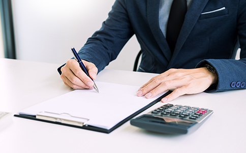 ?？谧跃频旯芾砉?></p><h3>三、海口注冊酒店管理公司所需材料清單</h3><p>在注冊酒店管理公司時，您需要準(zhǔn)備以下材料：</p><p>1. 法定代表人身份證明</p><p>提供法定代表人及股東的身份證及復(fù)印件，并由相關(guān)單位或律師公證。</p><p>2. 公司章程</p><p>由公司所有股東簽署，并按要求進行公證。</p><p>3. 注冊地址證明材料</p><p>提供租賃合同和房產(chǎn)證復(fù)印件，證明公司有合法的注冊地址。</p><p>4. 股東身份證明</p><p>提供所有股東的身份證明文件，包括個人身份證或企業(yè)法人營業(yè)執(zhí)照復(fù)印件。</p><p>5. 酒店經(jīng)營許可證申請書</p><p>如果需要經(jīng)營酒店或相關(guān)業(yè)務(wù)，必須申請酒店經(jīng)營許可證，提供符合要求的申請書。</p><h3>四、?？谧跃频旯芾砉镜馁M用解析</h3><p>在?？谧跃频旯芾砉具^程中，除了時間和精力的投入，還有一些費用需要考慮。以下是常見的費用項目：</p><p>1. 公司注冊費用</p><p>包括公司名稱核準(zhǔn)、工商注冊等費用。注冊公司時，工商局的注冊費用通常在500元到1000元之間。</p><p>2. 銀行開戶費用</p><p>銀行開戶費用大約在300元到600元之間，具體費用根據(jù)銀行及賬戶類型不同有所差異。</p><p>3. 稅務(wù)登記費用</p><p>稅務(wù)登記和申請稅務(wù)證件的費用通常在200元到500元之間，具體費用根據(jù)地方稅務(wù)部門規(guī)定不同。</p><p>4. 酒店經(jīng)營許可證費用</p><p>酒店經(jīng)營許可證的辦理費用大約在500元到1500元之間，視不同地區(qū)的規(guī)定而有所不同。</p><p>5. 代理服務(wù)費用</p><p>如果選擇通過代理公司代辦注冊，費用大約在3000元到5000元不等，具體價格根據(jù)代理公司服務(wù)的范圍和質(zhì)量有所不同。</p><p>6. 其他費用</p><p>如公司印章刻制費用、地址使用費等附加費用，通常在100元到500元之間。</p><h3>五、?？谧跃频旯芾砉咀⒁馐马?/h3><p>1. 注冊地址的選擇</p><p>在?？谧跃频旯芾砉緯r，注冊地址的選擇尤為重要。注冊地址必須是合法的商業(yè)辦公地址。若是通過租賃共享辦公空間來注冊，需確認(rèn)該地址是否允許用于公司注冊。</p><p>2. 酒店經(jīng)營許可證的申請</p><p>酒店管理公司需要在注冊后申請酒店經(jīng)營許可證，該過程通常需要一定時間，申請時需提供詳細(xì)的酒店設(shè)施信息及配套設(shè)施證明。建議提前規(guī)劃，避免因許可問題影響業(yè)務(wù)開展。</p><p>3. 行業(yè)特殊要求</p><p>酒店管理公司在運營過程中，涉及到的法律法規(guī)較多，例如消防安全、衛(wèi)生管理、環(huán)保等方面，因此在公司成立時應(yīng)有相關(guān)行業(yè)的經(jīng)驗或?qū)I(yè)團隊支持，以確保經(jīng)營合法合規(guī)。</p><h3>總結(jié)</h3><p>總的來說，注冊酒店管理公司是一個涉及多個步驟的過程。雖然具體的注冊程序和費用根據(jù)各個地方的規(guī)定有所不同，但總體來說，在海口注冊酒店管理公司是一個相對簡單且具備高潛力的商業(yè)選擇。在注冊過程中，確保按步驟進行，并準(zhǔn)備好相關(guān)材料，您就能順利完成公司注冊。</p><p>如您有任何關(guān)于注冊酒店管理公司的問題，歡迎隨時咨詢?？阢茣嫞覀儗槟峁I(yè)的注冊、財務(wù)和稅務(wù)咨詢服務(wù)，確保您的公司注冊順利，助力您的酒店管理事業(yè)蓬勃發(fā)展。</p>                </div>
                <p class=