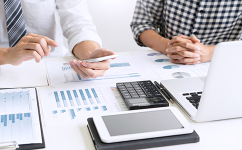 ?？谧怨舅璨牧?></p><h3>三、?？谧怨舅璨牧?/h3><p>1. 股東和法人身份證明</p><p>所有股東和法人代表需要提供有效的身份證明。若為法人代表，需提供公司營業(yè)執(zhí)照及法人身份證復印件。</p><p>2. 公司章程</p><p>公司章程是公司成立時的基本文件，涉及股東權益、公司運營規(guī)則等內容。該章程需由所有股東簽署，明確公司的經(jīng)營方針及管理結構。</p><p>3. 注冊地址證明</p><p>注冊公司時需提供有效的注冊地址證明，通常是租賃合同或者房產證復印件。</p><p>4. 銀行開戶許可證</p><p>注冊公司后，還需要在銀行開設公司賬戶，并提供銀行開戶許可證。</p><h3>四、?？谧怨巨k理流程與周期</h3><p>注冊公司的流程大致可以分為以下幾個步驟：</p><p>1. 公司名稱核準</p><p>提交公司名稱申請，等待相關部門進行核查并批準。若名稱符合規(guī)定，則可進行下一步操作。</p><p>2. 提交注冊資料</p><p>提交公司注冊申請資料，包括公司章程、股東身份證明、注冊地址證明等相關文件。</p><p>3. 領取營業(yè)執(zhí)照</p><p>提交完資料后，相關部門將審核通過，領取營業(yè)執(zhí)照。這是公司正式注冊的標志。</p><p>4. 刻章與稅務登記</p><p>辦理完營業(yè)執(zhí)照后，企業(yè)還需要到公安機關指定的刻章單位刻章，并完成稅務登記。稅務登記后，企業(yè)將正式成為納稅人。</p><p>5. 開設銀行賬戶</p><p>公司成立后，還需要開設基本銀行賬戶，進行日常經(jīng)營活動的資金管理。</p><p>整個注冊流程大致需要5-7個工作日，如果沒有其他特殊情況，通?？梢栽?0個工作日內完成。</p><h3>總結</h3><p>在?？谧怨?，雖然條件相對簡單，但要注意每個環(huán)節(jié)的細節(jié)。通過了解注冊公司條件和流程，您可以為創(chuàng)業(yè)打下堅實的基礎。然而，由于政策可能發(fā)生變化，建議在注冊前與專業(yè)公司溝通，確保流程順利。如果您有任何疑問或需要幫助，隨時可以聯(lián)系 海口泓灼會計，我們提供全面的公司注冊咨詢服務，助您快速啟動創(chuàng)業(yè)之路。</p><div   id=