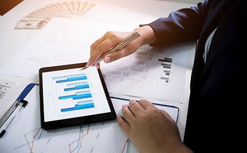 ?？诠痉ㄈ俗兏淖⒁馐马?></p><h3>三、?？诠痉ㄈ俗兏淖⒁馐马?/h3><p>在辦理?？诠痉ㄈ俗兏鼤r，企業(yè)主應(yīng)特別注意以下幾點：</p><p>1. 稅務(wù)變更</p><p>公司法人變更后，稅務(wù)登記信息也需要同步更新。特別是在稅務(wù)系統(tǒng)中，原法人和新法人的信息需要及時更新，避免出現(xiàn)稅務(wù)問題。</p><p>2. 銀行賬戶變更</p><p>企業(yè)的銀行賬戶信息也需要根據(jù)新的法人信息進(jìn)行更新。銀行將要求提供法定代表人變更的相關(guān)證明文件，以便進(jìn)行賬戶的變更。</p><p>3. 公司印章變更</p><p>根據(jù)新法人的身份，公司可能需要重新刻制法人印章和公章。務(wù)必確保舊章作廢并按規(guī)定更新。</p><p>4. 確保合法合規(guī)</p><p>在整個法人變更過程中，必須嚴(yán)格遵守相關(guān)法律規(guī)定，確保所有手續(xù)合法合規(guī)，避免因疏忽或操作不當(dāng)帶來不必要的麻煩。</p><h3>四、辦理?？诠痉ㄈ俗兏鼤r限及費用</h3><p>在?？谵k理公司法人變更的時間通常需要 7-15個工作日，具體時限取決于各環(huán)節(jié)的審核速度。費用方面，通常需要繳納的費用包括：</p><p>工商登記費：根據(jù)?？谑械氖召M標(biāo)準(zhǔn)，法人變更的工商登記費用一般在幾百元左右。</p><p>印章刻制費：若需要重新刻制法人印章，費用大致在 200-500元之間，具體費用取決于刻章公司。</p><p>稅務(wù)變更費用：如需變更稅務(wù)登記，可能會涉及少量手續(xù)費。</p><h3>五、總結(jié)</h3><p>海口公司法人變更的辦理流程相對明確，只需準(zhǔn)備好相關(guān)材料并按照步驟逐一完成即可。在整個過程中，企業(yè)主應(yīng)關(guān)注材料準(zhǔn)備、決議程序、稅務(wù)變更等方面，以確保法人變更順利完成。</p><p>?？阢茣媽Ｗ⒂跒槠髽I(yè)提供一站式工商注冊、稅務(wù)代理及法人變更等服務(wù)，擁有豐富的經(jīng)驗和專業(yè)的團隊，能夠幫助企業(yè)主高效、便捷地完成法人變更。無論是初創(chuàng)公司還是已有經(jīng)營經(jīng)驗的企業(yè)，隨時歡迎您咨詢我們，獲取專業(yè)指導(dǎo)，確保您的法人變更順利進(jìn)行。</p><div   id=