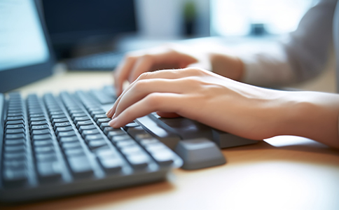 ?？诠镜刂纷兏璨牧?></p><h3>三、?？诠镜刂纷兏璨牧锨鍐?/h3><p>總結(jié)辦理過程中常見材料如下，建議企業(yè)提前準(zhǔn)備：</p><p>企業(yè)營業(yè)執(zhí)照正副本;</p><p>公司法定代表人身份證或授權(quán)代理人身份證;</p><p>新地址租賃合同或產(chǎn)權(quán)證明復(fù)印件(需蓋章確認(rèn));</p><p>變更申請書或工商局指定格式的申請表;</p><p>公司章程(含地址變更條款)或股東會(huì)決議;</p><p>企業(yè)印章(部分流程需要);</p><p>其他根據(jù)工商局要求提供的補(bǔ)充材料。</p><h3>四、?？诠镜刂纷兏k理時(shí)間及費(fèi)用說明</h3><p>通常，?？诠镜刂纷兏鼜奶峤簧暾埖筋I(lǐng)取新的營業(yè)執(zhí)照，一般需要7-15個(gè)工作日，具體時(shí)長因地區(qū)及材料完整度有所不同。</p><p>費(fèi)用方面，工商變更登記費(fèi)較低甚至免收，但如委托代理機(jī)構(gòu)辦理，會(huì)產(chǎn)生代理服務(wù)費(fèi)。稅務(wù)地址變更一般不收費(fèi)，但如果涉及復(fù)雜的稅務(wù)事項(xiàng)，可能需要額外咨詢專業(yè)機(jī)構(gòu)。</p><h3>五、?？诠镜刂纷兏某Ｒ妴栴}與注意事項(xiàng)</h3><p>是否可以自行辦理?</p><p>企業(yè)完全可以自行前往工商局辦理，但流程繁瑣，材料要求嚴(yán)格，許多企業(yè)選擇找專業(yè)機(jī)構(gòu)代辦以節(jié)省時(shí)間。</p><p>變更失敗原因有哪些?</p><p>材料不全、租賃合同不符合要求、地址不在工商登記允許范圍內(nèi)等是主要原因。</p><p>變更地址后是否影響稅務(wù)?</p><p>地址變更必須同步稅務(wù)登記，否則會(huì)引起稅務(wù)異常，甚至影響發(fā)票開具和納稅申報(bào)。</p><p>能否線上辦理?</p><p>海口市部分工商登記流程已支持網(wǎng)上辦理，企業(yè)可登錄海南市場監(jiān)管局官網(wǎng)查詢具體操作指引。</p><h3>總結(jié)</h3><p>海口公司地址變更是企業(yè)經(jīng)營過程中不可忽視的重要事項(xiàng)，合規(guī)辦理能夠保證企業(yè)信息的合法有效，避免后續(xù)業(yè)務(wù)受阻。通過準(zhǔn)備齊全的材料，了解清晰的辦理流程，企業(yè)主可以順利完成地址變更手續(xù)。若您對?？诠镜刂纷兏趺崔k理還有疑問，或希望加快辦理速度，歡迎隨時(shí)咨詢?？阢?。作為專業(yè)的企業(yè)服務(wù)機(jī)構(gòu)，?？阢铺峁┮徽臼焦咀兏k服務(wù)，助您高效合規(guī)完成工商和稅務(wù)各項(xiàng)變更，讓企業(yè)發(fā)展無后顧之憂!</p><div   id=