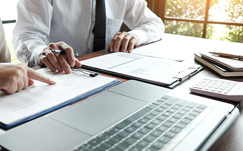 ?？诤匣锕咀粤鞒?></p><h3>海口合伙公司辦理時(shí)限與費(fèi)用</h3><p>辦理時(shí)限：?？诤匣锕咀酝ǔＰ枰?-15個(gè)工作日，若材料齊全且無異議，時(shí)間可更短。</p><p>注冊費(fèi)用：目前?？谑袌霰O(jiān)督管理局不收取企業(yè)注冊費(fèi)用，但刻章費(fèi)、銀行開戶費(fèi)、印花稅等可能產(chǎn)生一定成本。</p><h3>?？诤匣锕咀宰⒁馐马?xiàng)</h3><p>合伙協(xié)議要詳盡，明確出資、責(zé)任、分紅、退出機(jī)制，減少未來糾紛。</p><p>注冊地址合法有效，不符合規(guī)定的地址會(huì)導(dǎo)致注冊失敗。</p><p>名稱多準(zhǔn)備幾個(gè)備選，避免核名被駁回耽誤時(shí)間。</p><p>按時(shí)辦理稅務(wù)和社保登記，避免后續(xù)經(jīng)營風(fēng)險(xiǎn)。</p><p>及時(shí)變更備案，合伙人變動(dòng)或經(jīng)營范圍調(diào)整應(yīng)及時(shí)申報(bào)。</p><h3>?？诤匣锕咀猿Ｒ妴栴}解答</h3><p>問：合伙公司可以有法人嗎?</p><p>答：合伙企業(yè)沒有法人資格，但具有法律上的民事主體資格。</p><p>問：有限合伙和一般合伙有什么區(qū)別?</p><p>答：有限合伙企業(yè)設(shè)有普通合伙人(承擔(dān)無限責(zé)任)和有限合伙人(以出資額為限承擔(dān)責(zé)任)，適合投資型企業(yè)。</p><p>問：注冊合伙企業(yè)可以自己辦理嗎?</p><p>答：可以，但流程較繁瑣，建議通過專業(yè)機(jī)構(gòu)或咨詢?？阢茣?huì)計(jì)等代理服務(wù)，節(jié)省時(shí)間和成本。</p><h3>總結(jié)與咨詢推薦</h3><p>總體來看，?？谵k理合伙公司注冊雖有一定流程和資料準(zhǔn)備要求，但只要遵循正確步驟，準(zhǔn)備齊全材料，注冊過程會(huì)相對順暢。合伙企業(yè)憑借其靈活性和多元資金優(yōu)勢，非常適合?？趧?chuàng)業(yè)團(tuán)隊(duì)和中小企業(yè)。</p><p>如果您在注冊合伙公司過程中遇到疑難問題，或者希望獲得專業(yè)、快捷的注冊指導(dǎo)，歡迎隨時(shí)咨詢?？阢茣?huì)計(jì)。泓灼會(huì)計(jì)擁有豐富的企業(yè)注冊經(jīng)驗(yàn)和一站式服務(wù)團(tuán)隊(duì)，能夠?yàn)槟可矶ㄖ谱苑桨福咝瓿勺?，順利開啟創(chuàng)業(yè)之路。</p><div   id=