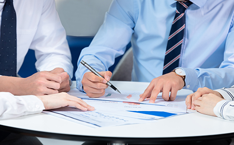 ?？诠咀缘刂纷兏淖⒁馐马?></p><h3>二、?？诠咀缘刂纷兏淖⒁馐马?/h3><p>1. 新地址必須符合工商規(guī)定</p><p>海口市工商管理局對注冊地址有嚴格要求，必須是實際可辦公的地點。個人住宅一般不能作為注冊地址，除非符合相關政策或特殊審批。</p><p>2. 租賃合同有效期及證明材料齊全</p><p>租賃合同需明確時間、雙方簽字蓋章齊全，且合同期限應覆蓋變更后的有效期。產權證明應為合法有效的房產證復印件。</p><p>3. 變更信息及時更新，避免信息不符</p><p>地址變更后，企業(yè)應同步更新銀行賬戶信息、社保登記、各類合同及客戶備案，避免產生業(yè)務風險。</p><p>4. 留意審批時間，合理安排變更時機</p><p>工商及稅務部門的審批存在一定周期，建議企業(yè)提前準備材料，預留足夠時間完成流程，避免影響日常運營。</p><h3>三、?？诠咀缘刂纷兏械某Ｒ妴栴}</h3><p>問題一：變更地址后是否需要重新申請經營許可證?</p><p>答：部分行業(yè)經營許可證會受注冊地址影響，具體要看行業(yè)規(guī)定，建議提前咨詢相關主管部門。</p><p>問題二：注冊地址是否必須在?？谑袃?</p><p>答：一般企業(yè)注冊地址應在注冊地所在城市。若搬遷至海口以外地區(qū)，需辦理公司遷出及重新注冊手續(xù)。</p><p>問題三：公司沒有實體辦公室可以使用什么地址?</p><p>答：?？诓糠值貐^(qū)支持使用孵化器、商務秘書地址或注冊代理地址，具體須符合工商局規(guī)定，且需具備合法證明材料。</p><h3>四、總結</h3><p>總的來說，海口公司注冊地址變更流程包括準備材料、提交申請、等待審核、領取新營業(yè)執(zhí)照以及同步變更稅務登記五個關鍵環(huán)節(jié)。企業(yè)在辦理過程中，要確保材料齊全、地址真實合規(guī)，并注意及時完成稅務登記的更新。科學規(guī)范地完成變更，有利于保障公司合法權益，避免因工商信息不準確而導致的不必要麻煩。</p><p>如果您在?？诠咀缘刂纷兏鞒讨杏龅饺魏我蓡?，或希望獲得專業(yè)、便捷的變更代理服務，歡迎隨時聯(lián)系?？阢茣?。泓灼會計擁有豐富的?？诠ど套兏涷灪蛯I(yè)團隊，能夠為您提供一站式注冊地址變更、工商注冊及稅務服務，助力企業(yè)穩(wěn)定發(fā)展。</p><div   id=