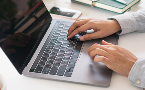 ?？趥髅焦咀粤鞒?></p><h3>三、?？趥髅焦咀粤鞒?/h3><p>了解完整的注冊流程，有助于提前做好時(shí)間和資源安排。?？趥髅焦咀灾饕鞒倘缦拢?/p><p>1. 公司名稱預(yù)先核準(zhǔn)：選擇合適的公司名稱，向?？诠ど叹稚暾埫Q核準(zhǔn)，避免重復(fù)或違規(guī)。</p><p>2. 準(zhǔn)備注冊材料：按照要求準(zhǔn)備齊全所需材料。</p><p>3. 提交申請：向?？诠ど绦姓芾聿块T提交注冊申請及相關(guān)材料。</p><p>4. 工商審核：工商局對提交材料進(jìn)行審核，確認(rèn)符合注冊條件。</p><p>5. 領(lǐng)取營業(yè)執(zhí)照：審核通過后，領(lǐng)取營業(yè)執(zhí)照，公司正式成立。</p><p>6. 刻章備案：辦理公章、財(cái)務(wù)章等印章，并進(jìn)行公安備案。</p><p>7. 銀行開戶及稅務(wù)登記：開設(shè)公司銀行賬戶，完成稅務(wù)登記，領(lǐng)取稅務(wù)相關(guān)證件。</p><h3>四、?？趥髅焦咀缘臅r(shí)間及注意事項(xiàng)</h3><p>一般情況下，?？趥髅焦咀詮拿Q核準(zhǔn)到領(lǐng)取營業(yè)執(zhí)照大約需要7-15個(gè)工作日，具體時(shí)間視工商局的審核效率及材料準(zhǔn)備情況而定。</p><p>注冊過程中需要注意：</p><p>名稱核準(zhǔn)時(shí)要準(zhǔn)備多個(gè)備選名稱，提高通過率。</p><p>經(jīng)營范圍需明確具體且符合規(guī)范，避免因經(jīng)營范圍不合規(guī)導(dǎo)致注冊失敗。</p><p>注冊地址需合法有效，無產(chǎn)權(quán)或租賃證明可能影響注冊。</p><p>及時(shí)跟進(jìn)申請進(jìn)度，準(zhǔn)備補(bǔ)充材料，避免延誤。</p><p>特殊傳媒業(yè)務(wù)可能需辦理相關(guān)行業(yè)許可證，例如廣播電視節(jié)目制作許可。</p><h3>五、總結(jié)</h3><p>總體來看，掌握清晰的?？趥髅焦咀砸?，充分準(zhǔn)備相關(guān)材料，合理安排注冊流程，是成功注冊傳媒公司的關(guān)鍵。創(chuàng)業(yè)者應(yīng)注重合法合規(guī)，積極了解政策和行業(yè)動(dòng)態(tài)，才能在激烈的市場競爭中立足。</p><p>如果你想高效、專業(yè)地完成?？趥髅焦镜淖允掷m(xù)，推薦隨時(shí)咨詢?？阢茣?huì)計(jì)。他們擁有豐富的注冊服務(wù)經(jīng)驗(yàn)，能夠?yàn)槟闾峁┮徽臼椒?wù)，節(jié)省時(shí)間和精力，讓你更專注于業(yè)務(wù)發(fā)展。</p><div   id=