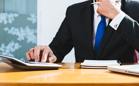 ?？谝蝗擞邢薰咀再M用