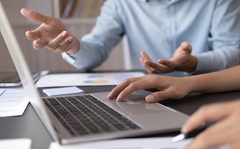 ?？诒０补咀运璨牧?></p><h3>三、?？诒０补咀运璨牧锨鍐?/h3><p>在準備注冊材料時，以下清單可供參考，確保材料齊全，避免多次補交：</p><p>- 公司名稱預先核準通知書</p><p>- 公司章程(含股東及出資比例)</p><p>- 法人及股東身份證復印件</p><p>- 注冊資本驗資證明(或銀行資信證明)</p><p>- 辦公場所產(chǎn)權(quán)證或租賃合同</p><p>- 經(jīng)營場所的消防安全合格證明</p><p>- 主要管理人員及保安人員資格證書復印件</p><p>- 保安服務(wù)方案及管理制度說明</p><p>- 申請表及其他相關(guān)表格</p><h3>四、海口保安公司注冊常見問題及注意事項</h3><p>- 注冊資本實繳比例：目前部分地區(qū)允許注冊資本認繳制，但部分公安部門要求保安公司注冊資本需實繳到位，建議提前確認當?shù)刈钚抡摺?/p><p>- 人員資質(zhì)審核：保安員資格證書辦理周期較長，建議提前準備，避免因人員資質(zhì)影響注冊進度。</p><p>- 辦公場所合規(guī)：辦公場所必須符合消防和安全標準，避免審核不通過導致注冊延誤。</p><p>- 政策更新關(guān)注：海口及海南省對保安行業(yè)的政策可能有調(diào)整，注冊前應(yīng)多關(guān)注最新政策，確保合規(guī)。</p><h3>五、?？诒０补咀酝瓿珊蟮暮罄m(xù)管理建議</h3><p>?？诒０补咀猿晒螅ㄗh做好以下管理工作：</p><p>- 定期更新人員資質(zhì)，保持合規(guī)運營。</p><p>- 建立完善的安全管理和應(yīng)急預案。</p><p>- 按時完成稅務(wù)申報及財務(wù)記賬。</p><p>- 積極維護客戶關(guān)系，提升服務(wù)質(zhì)量。</p><p>- 關(guān)注行業(yè)動態(tài)，適時調(diào)整經(jīng)營策略。</p><h3>總結(jié)</h3><p>?？谧员０补玖鞒屉m涉及多個環(huán)節(jié)，但只要掌握條件、準備齊全材料、按步驟辦理，注冊成功并不難。本文詳細介紹了?？诒０补咀缘臈l件、流程、所需材料及注意事項，幫助創(chuàng)業(yè)者理清思路，順利開辦保安服務(wù)企業(yè)。如需了解更多關(guān)于海口注冊保安公司的政策解讀、辦理細節(jié)或后續(xù)管理問題，歡迎隨時咨詢海口泓灼會計，我們將為您提供專業(yè)指導和一站式服務(wù)，助力您的事業(yè)穩(wěn)步發(fā)展。</p><div   id=