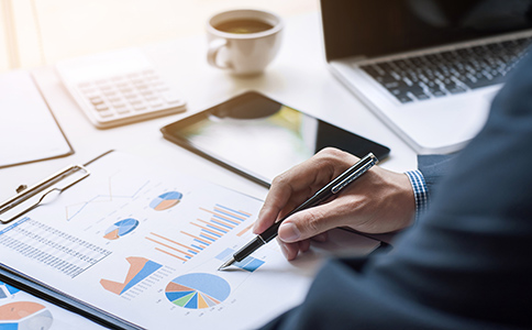 ?？谧苑止?></p><h3>三、?？谑械南嚓P政策及行業(yè)要求</h3><p>?？谑凶鳛楹Ｄ鲜〉氖鞘?，近年來對企業(yè)注冊的支持政策逐漸完善，尤其是在引導外資和創(chuàng)新型企業(yè)發(fā)展方面，采取了一系列優(yōu)惠政策。企業(yè)在注冊分公司時，需根據(jù)?？谑械木唧w政策要求提供相應材料。</p><p>1. 企業(yè)類型與稅務政策：?？趯τ诓煌袠I(yè)的企業(yè)，特別是外資、互聯(lián)網(wǎng)和高新技術企業(yè)，給予稅收上的優(yōu)惠政策。注冊分公司時，企業(yè)需根據(jù)其行業(yè)特點，了解相關的稅收優(yōu)惠政策，并向相關部門咨詢確認。</p><p>2. 環(huán)保與行業(yè)審批要求：部分行業(yè)如餐飲、醫(yī)療、環(huán)保等，可能需要進行環(huán)境評估或行業(yè)審批，企業(yè)在提交注冊資料時需要確認是否符合相關政策要求。</p><h3>四、?？谧苑止緯r的常見問題及解答</h3><p>1. 分公司是否需要獨立注冊資本?</p><p>- 不需要。分公司通常不需要單獨出資注冊資本，而是由母公司進行全額投資。分公司注冊資本一般由母公司決定，并不需要單獨繳納資本金。</p><p>2. 分公司可以獨立法人身份嗎?</p><p>- 不可以。分公司是母公司的一部分，不具有獨立法人資格，其法律責任由母公司承擔。分公司不能單獨進行法務或稅務活動。</p><p>3. 分公司是否需要重新繳納稅款?</p><p>- 分公司在?？谶M行稅務登記后，需按照國家稅法進行納稅申報，但其納稅義務由母公司負責。如果分公司未獨立運營，母公司需合并稅務報表。</p><p>4. 注冊分公司過程中能否委托代理公司處理?</p><p>- 可以。很多企業(yè)會選擇委托專業(yè)的會計事務所或工商代理公司代辦注冊手續(xù)，以確保所有資料和流程的順利進行。</p><h3>五、總結與推薦</h3><p>通過以上介紹，企業(yè)在海口注冊分公司時所需的資料和流程大致已清晰。企業(yè)在準備相關材料時，建議仔細核對每項要求，確保資料的完整性和準確性。此外，企業(yè)在選擇注冊地址和確認經(jīng)營范圍時，需根據(jù)自身的業(yè)務需求，合理規(guī)劃分公司運營。</p><p>如果您對注冊過程有任何疑問或需要專業(yè)的幫助，隨時可以咨詢?？阢茣嫞覀兊膶I(yè)團隊將為您提供全方位的服務，確保您的分公司注冊順利完成。</p><div   id=