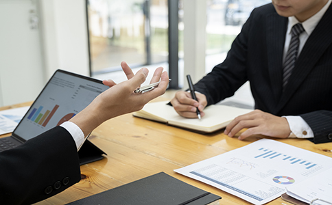 ?？谧?cè)服裝公司所需材料