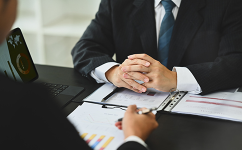 注冊?？谧庸?></p><h3>三、注冊?？谧庸镜淖⒁馐马椗c常見問題</h3><p>- 注冊地址選擇：注冊地址必須真實有效，不得使用虛假地址，否則可能導(dǎo)致注冊失敗或后續(xù)經(jīng)營風險。</p><p>- 注冊資本要求：目前?？趯ψ庸咀再Y本無最低限制，但應(yīng)根據(jù)實際經(jīng)營規(guī)模合理設(shè)定，避免注冊資本虛假。</p><p>- 稅務(wù)合規(guī)：子公司需按時完成稅務(wù)登記及申報，避免因稅務(wù)問題影響企業(yè)信用。</p><p>- 與分公司的區(qū)別：子公司為獨立法人，承擔獨立責任;分公司不是獨立法人，責任由總公司承擔。選擇子公司或分公司形式需根據(jù)企業(yè)實際需求決定。</p><p>- 材料真實性：所有提交材料須真實有效，避免信息不實導(dǎo)致工商審核不通過。</p><h3>四、代辦服務(wù)的優(yōu)勢</h3><p>許多企業(yè)為節(jié)省時間與精力，選擇委托專業(yè)的代辦機構(gòu)協(xié)助辦理?？谧庸咀浴I(yè)機構(gòu)熟悉流程，能有效避免常見誤區(qū)，加快注冊進度，并提供后續(xù)財稅咨詢服務(wù)，幫助企業(yè)順利運營。</p><h3>五、總結(jié)</h3><p>總的來說，海口如何注冊子公司主要包含名稱核準、材料準備、提交申請、領(lǐng)取營業(yè)執(zhí)照、刻章備案、銀行開戶和稅務(wù)登記等關(guān)鍵步驟。企業(yè)在?？谧宰庸拘桕P(guān)注注冊地址、注冊資本和稅務(wù)合規(guī)等重要事項。選擇專業(yè)代辦機構(gòu)，可大大提升注冊效率，降低風險。</p><p>如果您對?？谌绾巫宰庸具€有疑問，建議隨時咨詢專業(yè)機構(gòu)——?？阢茣嫞麄兡転槟峁┮粚σ坏淖灾笇?dǎo)和財稅合規(guī)建議，助力您的企業(yè)在海口快速起航。</p><div   id=