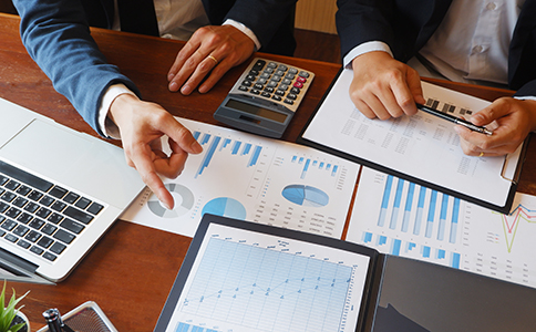 ?？诠咀苑?></p><h3>四、如何選擇合適的注冊服務，避免高額隱形費用</h3><p>在選擇?？诠咀苑諘r，創(chuàng)業(yè)者應特別注意以下幾點：</p><p>1. 明確費用結(jié)構(gòu)</p><p>在選擇服務時，一定要與代理公司明確溝通所有費用項目，避免后期出現(xiàn)隱性費用，如銀行開戶費用、年檢費用等。</p><p>2. 比較不同服務商的報價</p><p>不同的注冊代理公司提供的服務內(nèi)容和費用會有所不同，建議多方對比，選擇最適合自己需求的方案。</p><p>3. 選擇正規(guī)公司</p><p>選擇有資質(zhì)、口碑良好的公司進行注冊，以確保流程順利，避免因注冊不合規(guī)而造成不必要的額外費用。</p><h3>五、?？诠咀粤鞒毯喪?/h3><p>注冊公司雖然涉及多項步驟，但總體來說流程較為簡單。以有限責任公司為例，注冊流程大致如下：</p><p>1. 名稱預先核準</p><p>首先需要申請公司名稱的預先核準，確保公司名稱沒有重復或侵權(quán)。</p><p>2. 提交注冊材料</p><p>提交公司注冊地址、股東和法人身份證明、注冊資本等相關(guān)資料。</p><p>3. 領(lǐng)取營業(yè)執(zhí)照</p><p>提交所有材料后，工商局會在一定時間內(nèi)審批并發(fā)放營業(yè)執(zhí)照。</p><p>4. 稅務登記</p><p>公司領(lǐng)取營業(yè)執(zhí)照后，還需要在稅務局進行稅務登記，并申請發(fā)票等相關(guān)稅務業(yè)務。</p><p>5. 銀行開戶</p><p>注冊完成后，企業(yè)需要在銀行開設(shè)公司賬戶，方便資金的流轉(zhuǎn)和管理。</p><h3>六、總結(jié)</h3><p>綜上所述，?？诠咀缘淖钚聢髢r因公司類型、注冊資本、所選服務等因素的不同而有所差異。大多數(shù)初創(chuàng)企業(yè)選擇的注冊費用在1000元到3000元之間，而一站式服務和特殊行業(yè)注冊的費用會更高。創(chuàng)業(yè)者在選擇公司注冊服務時，應確保了解所有費用細節(jié)，避免出現(xiàn)隱形費用。</p><p>在選擇注冊代理公司時，建議選擇經(jīng)驗豐富、信譽良好的公司，以確保注冊過程順利進行。如果你有任何疑問或需要幫助，隨時可以咨詢?？阢茣嫞覀?yōu)槟峁I(yè)的注冊咨詢和全程代理服務，幫助您的企業(yè)順利起航。</p><div   id=