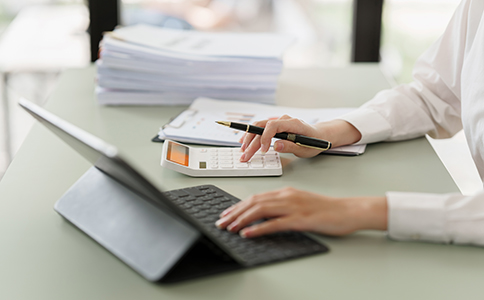 ?？诠镜刂纷兏璨牧锨鍐?></p><h3>三、工商局與稅務(wù)局地址變更辦理細(xì)節(jié)與區(qū)別</h3><p>雖然工商變更和稅務(wù)變更都涉及地址修改，但二者的辦理流程和重點(diǎn)有所不同：</p><p>- 工商變更重點(diǎn)是變更公司營(yíng)業(yè)執(zhí)照上的注冊(cè)地址信息，必須先完成工商變更后，才能進(jìn)行稅務(wù)變更。</p><p>- 稅務(wù)變更則需在工商變更完成后，向稅務(wù)部門同步更新地址信息，確保稅務(wù)資料一致，避免影響稅務(wù)申報(bào)和發(fā)票管理。</p><p>此外，工商變更通常由公司法定代表人或授權(quán)代理人辦理，而稅務(wù)變更可能需要稅務(wù)專管員配合檢查新地址的實(shí)際經(jīng)營(yíng)情況。</p><h3>四、?？诠镜刂纷兏淖⒁馐马?xiàng)與辦理周期</h3><p>1. 注意事項(xiàng)：</p><p>- 確認(rèn)新地址符合海口工商局的注冊(cè)地址標(biāo)準(zhǔn)，部分特殊行業(yè)地址要求較高。</p><p>- 變更過(guò)程中務(wù)必保持信息一致，防止因地址不符導(dǎo)致審批延誤。</p><p>- 新地址租賃合同必須合法有效，避免因無(wú)效合同影響變更結(jié)果。</p><p>- 及時(shí)通知銀行、社保、稅務(wù)等相關(guān)部門，避免信息錯(cuò)漏。</p><p>2. 辦理周期：</p><p>- 工商地址變更一般需5-10個(gè)工作日，具體視工商局審核速度而定。</p><p>- 稅務(wù)變更通常需3-7個(gè)工作日，若涉及稅務(wù)現(xiàn)場(chǎng)核查可能時(shí)間更長(zhǎng)。</p><p>提前規(guī)劃辦理時(shí)間，能夠有效避免業(yè)務(wù)經(jīng)營(yíng)中斷。</p><h3>五、節(jié)省時(shí)間和成本的小技巧</h3><p>- 提前準(zhǔn)備齊全材料，避免反復(fù)補(bǔ)件。</p><p>- 委托專業(yè)代辦機(jī)構(gòu)如?？阢茣?huì)計(jì)，節(jié)省企業(yè)時(shí)間精力。</p><p>- 合理安排辦理順序，工商變更后盡快進(jìn)行稅務(wù)變更。</p><p>- 保持與相關(guān)部門溝通，了解最新政策與辦理細(xì)節(jié)。</p><h3>總結(jié)</h3><p>海口公司變更地址手續(xù)涉及工商變更和稅務(wù)變更兩個(gè)主要環(huán)節(jié)，需準(zhǔn)備營(yíng)業(yè)執(zhí)照、章程修正案、租賃合同等多項(xiàng)材料。變更流程包括提交申請(qǐng)、材料審核、領(lǐng)取新執(zhí)照及稅務(wù)登記變更，整個(gè)周期一般在7至15個(gè)工作日左右。辦理過(guò)程中需注意地址合法性、信息一致性及相關(guān)部門的配合。</p><p>如您在“海口公司變更地址手續(xù)”辦理過(guò)程中遇到任何問(wèn)題，或者希望節(jié)省時(shí)間成本，建議隨時(shí)咨詢海口泓灼會(huì)計(jì)專業(yè)團(tuán)隊(duì)。泓灼會(huì)計(jì)將為您提供一對(duì)一的全流程代辦服務(wù)，確保您的企業(yè)地址變更手續(xù)高效、順利完成，助力企業(yè)發(fā)展無(wú)憂。</p><div   id=