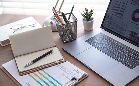 ?？谧怨?></p><h3>四、材料提交渠道及注意事項</h3><p>海口目前支持線上“工商一窗通”系統(tǒng)提交材料，也可以選擇到當(dāng)?shù)毓ど叹执翱谵k理。線上提交流程便捷，但材料掃描件需清晰、格式符合要求。線下辦理則需準(zhǔn)備齊全紙質(zhì)材料及原件備查。</p><p>注意事項包括：</p><p>- 確保身份證及其他證件在有效期內(nèi)。</p><p>- 注冊地址信息必須真實(shí)，避免因地址不符被駁回。</p><p>- 公司章程內(nèi)容嚴(yán)謹(jǐn)，經(jīng)營范圍明確。</p><p>- 法人和股東簽字必須一致，防止資料不符導(dǎo)致審核失敗。</p><h3>五、?？谧怨镜某Ｒ妴栴}與解決建議</h3><p>創(chuàng)業(yè)者在準(zhǔn)備注冊材料時，經(jīng)常會遇到以下問題：</p><p>- 資料缺失或填寫錯誤</p><p>建議提前核對材料清單，多次確認(rèn)信息準(zhǔn)確無誤。</p><p>- 注冊地址不符合工商要求</p><p>可選擇專業(yè)地址掛靠服務(wù)，確保地址合法合規(guī)。</p><p>- 身份證過期或信息變更</p><p>及時更新身份證件，避免審核不通過。</p><p>如遇復(fù)雜問題，及時咨詢專業(yè)機(jī)構(gòu)可以節(jié)省大量時間和精力。</p><h3>六、總結(jié)</h3><p>準(zhǔn)備齊全且符合要求的“海口注冊公司所需材料”是順利完成公司注冊的關(guān)鍵。了解材料清單、類型差異及提交注意事項，能夠大大縮短注冊周期，提高成功率。如果您對?？谧怨静牧线€有任何疑問，歡迎隨時咨詢?？阢茣?，我們提供專業(yè)、全面的注冊輔導(dǎo)和材料準(zhǔn)備服務(wù)，助力您的創(chuàng)業(yè)夢想輕松起航。</p><div   id=