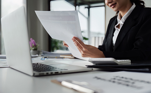 ?？谏虡俗粤鞒?></p><h3>二、?？谏虡俗粤鞒?/h3><p>商標注冊流程相對規(guī)范化，但每一步都需細心操作：</p><p>1. 前期檢索</p><p>在提交申請前，建議通過國家商標局或?qū)I(yè)機構(gòu)進行商標查詢，確保擬注冊商標沒有被他人注冊或存在近似商標。此步驟是避免后期駁回的重要環(huán)節(jié)。</p><p>2. 提交申請</p><p>申請人需準備完整的注冊材料，包括商標圖樣、申請人身份證明或營業(yè)執(zhí)照副本、商標類別及商品/服務(wù)列表等。海口商標注冊要求中，資料完整性是受理的基本前提。</p><p>3. 形式審查與實質(zhì)審查</p><p>商標局對提交材料進行形式審查，合格后進入實質(zhì)審查階段，主要審核商標是否具備注冊條件，是否存在重復(fù)或近似情況。整個過程通常需要 6-12 個月。</p><p>4. 公告與注冊成功</p><p>審查通過后，商標會在商標公告期(約3個月)內(nèi)公示，若無異議，即可獲得商標注冊證，正式享有商標專用權(quán)。</p><h3>三、?？谏虡俗猿Ｒ妴栴}及注意事項</h3><p>1. 駁回原因</p><p>商標可能因顯著性不足、與在先商標近似或存在法律禁止標識而被駁回。企業(yè)可在收到駁回通知后申請復(fù)審。</p><p>2. 商標維權(quán)</p><p>注冊成功后，應(yīng)及時使用并監(jiān)控市場，防止他人侵權(quán)。?？谏虡俗砸笾袕娬{(diào)注冊商標的合法使用與維權(quán)同等重要。</p><p>3. 多類別注冊</p><p>企業(yè)可根據(jù)業(yè)務(wù)拓展需要，申請多個類別商標，以避免競爭對手搶注相似商標。</p><h3>四、總結(jié)與專業(yè)建議</h3><p>總體來看，了解 ?？谏虡俗砸?是企業(yè)順利完成商標申請的關(guān)鍵。企業(yè)在申請過程中應(yīng)注意主體資格、商標獨特性、類別選擇以及資料完整性，提前做好檢索和規(guī)劃，可大大提高注冊成功率。</p><p>對于缺乏經(jīng)驗的企業(yè)或創(chuàng)業(yè)者來說，專業(yè)咨詢機構(gòu)的協(xié)助可以節(jié)省大量時間和精力。在辦理?？谏虡俗詴r，建議隨時咨詢 ?？阢茣嫞@取專業(yè)的申請指導(dǎo)和全程服務(wù)支持，確保商標注冊順利完成，并為企業(yè)品牌保護提供堅實保障。</p><div   id=