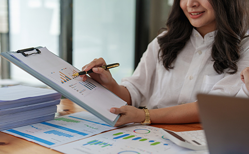 ?？诠咀兏刂?></p><h3>三、海口公司變更地址過程中可能遇到的常見問題</h3><p>企業(yè)在辦理地址變更時，往往會遇到一些容易忽視的問題：</p><p>1. 地址不符合注冊要求</p><p>- 某些行業(yè)對辦公地址有特殊要求，例如注冊資金較高的企業(yè)可能需要在寫字樓或商務樓注冊。提前核實新地址是否符合行業(yè)規(guī)定，避免被駁回。</p><p>2. 資料不完整或信息不一致</p><p>- 股東會決議與章程、營業(yè)執(zhí)照地址不一致，會被工商局退回。務必檢查所有材料的一致性。</p><p>3. 未及時通知稅務部門</p><p>- 即使工商變更完成，若未同步稅務信息，會影響發(fā)票開具和稅務申報。變更完成后應盡快提交稅務變更申請。</p><p>4. 變更周期過長</p><p>- 有些企業(yè)主擔心時間耽誤，實際上，如果資料準備充分，通常5-15個工作日即可完成。建議提前規(guī)劃，不影響業(yè)務運營。</p><h3>四、辦理?？诠咀兏刂返淖⒁馐马?/h3><p>為了確保順利完成變更，企業(yè)在辦理過程中應注意以下幾點：</p><p>1. 提前準備資料</p><p>- 提前核對材料，避免遺漏。</p><p>- 盡量使用清晰、可辨認的復印件，并準備好原件以備查驗。</p><p>2. 核實新地址合法性</p><p>- 確認新地址符合工商局和行業(yè)注冊要求。</p><p>- 對于租賃地址，確保合同有效期覆蓋企業(yè)經(jīng)營周期。</p><p>3. 關注時間節(jié)點</p><p>- 變更過程中，注意各環(huán)節(jié)審批時間，避免影響合同簽署或發(fā)票開具。</p><p>4. 保持信息一致性</p><p>- 營業(yè)執(zhí)照、章程、股東決議及稅務信息必須一致，避免多次修改增加時間成本。</p><p>5. 咨詢專業(yè)機構</p><p>- 如果企業(yè)對流程不熟悉，可委托專業(yè)代理機構處理，節(jié)省時間和精力。</p><h3>五、總結</h3><p>?？诠咀兏刂沸枰裁促Y料?整體流程包括內(nèi)部決議審批、資料準備、工商局提交申請、領取新營業(yè)執(zhí)照以及同步稅務變更。關鍵材料涵蓋營業(yè)執(zhí)照、章程或修正案、股東會決議、新地址租賃或產(chǎn)權證明、法人及經(jīng)辦人身份證明，以及稅務相關資料。辦理過程中，需注意資料完整性、地址合法性以及信息一致性，確保流程順利進行。</p><p>為了提高效率、避免不必要的麻煩，企業(yè)可以提前規(guī)劃時間節(jié)點，確保各環(huán)節(jié)順利銜接。同時，若對地址變更流程不熟悉或資料準備存在疑問，建議隨時咨詢?？阢茣?，獲取專業(yè)指導和一站式服務，確保企業(yè)地址變更合法合規(guī)、快速高效完成。</p><div   id=