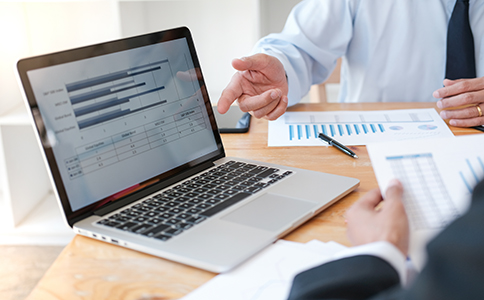 ?？谒侥蓟鸸咀粤鞒?></p><h3>三、?？谒侥蓟鸸咀粤鞒?/h3><p>1. 準備注冊材料</p><p>在開始注冊之前，需要準備好以下材料：</p><p>- 公司章程</p><p>- 股東身份證明文件</p><p>- 注冊資本出資證明</p><p>- 法定代表人身份證明</p><p>- 管理團隊及人員資質證明</p><p>- 合規(guī)管理制度和投資計劃</p><p>2. 提交注冊申請</p><p>準備好材料后，申請人需要向海口市工商行政管理部門提交私募基金公司的注冊申請。該步驟需要填寫注冊申請表并遞交所需的材料。</p><p>3. 注冊審批</p><p>海口市工商管理局在收到申請材料后，會對其進行審批，審核過程中會對股東資質、注冊資本、經(jīng)營范圍等進行審查，確保符合監(jiān)管要求。審批過程通常需要1~2個月時間。</p><p>4. 領取營業(yè)執(zhí)照</p><p>審批通過后，基金公司將獲得正式的營業(yè)執(zhí)照，并可以在?？谑械墓ど坦芾砭謧浒浮４藭r，公司可以正式開展業(yè)務，包括募集資金和進行投資。</p><p>5. 備案與備案審批</p><p>除了工商注冊外，私募基金公司還需要向中國證券投資基金業(yè)協(xié)會進行備案。備案完成后，基金公司才能開始合法開展基金管理和運營業(yè)務。</p><h3>四、?？谧运侥蓟鸸拘枳⒁獾氖马?/h3><p>1. 合規(guī)性問題</p><p>在整個注冊過程中，私募基金公司必須確保符合法律法規(guī)。尤其是在基金募集和投資管理過程中，需要嚴格遵守《證券投資基金法》和《私募投資基金監(jiān)督管理暫行辦法》等法規(guī)。</p><p>2. 人員資質要求</p><p>對于私募基金公司的管理人員，尤其是基金經(jīng)理、風控人員等，必須具備相關的資質。比如，基金經(jīng)理需要具備基金從業(yè)資格證書和相應的工作經(jīng)驗。</p><p>3. 經(jīng)營范圍的合法性</p><p>私募基金公司在注冊時需要明確自己的經(jīng)營范圍，切勿隨意擴大經(jīng)營范圍，否則可能遭遇審批部門的拒絕，或者后續(xù)運營時出現(xiàn)合規(guī)問題。</p><p>4. 稅收優(yōu)惠政策的利用</p><p>?？谧鳛楹Ｄ献杂少Q易港的重要城市，享有一定的稅收優(yōu)惠政策。注冊私募基金公司時，應當充分了解并利用這些政策，以便減輕公司的稅負。</p><h3>五、注冊?？谒侥蓟鸸拘枰馁M用及時間</h3><p>1. 注冊費用</p><p>注冊?？谒侥蓟鸸镜馁M用主要包括以下幾個方面：</p><p>- 工商注冊費用：約5000~10000元。</p><p>- 法律咨詢費用：如聘請律師或會計師，費用在5000~20000元之間。</p><p>- 備案費用：向中國證券投資基金業(yè)協(xié)會備案時，可能需要繳納一定的費用，具體費用根據(jù)基金規(guī)模和類型而有所不同。</p><p>2. 注冊時間</p><p>私募基金公司注冊的整體時間大約需要2~3個月，具體時間取決于審批速度、備案流程等因素。在此期間，企業(yè)需要耐心等待審批結果。</p><h3>六、總結與建議</h3><p>通過本文的介紹，相信你已經(jīng)對在海口注冊私募基金公司的流程、條件和費用有了清晰的了解。?？谧鳛橐粋€金融發(fā)展迅速的城市，具有注冊私募基金公司所需的政策支持和市場環(huán)境。注冊私募基金公司不僅能為投資者提供更多的投資機會，也能為企業(yè)帶來長期的發(fā)展?jié)摿Α?/p><p>如果你有意注冊?？谒侥蓟鸸?，建議你隨時咨詢?？阢茣?，他們能夠為你提供全方位的注冊服務，從公司設立到后續(xù)的財稅合規(guī)，確保你的私募基金公司順利注冊并合法運營。</p><div   id=