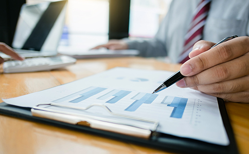 ?？谧怨玖鞒?></p><h3>三、海口注冊公司流程概述</h3><p>了解注冊費用的同時，掌握注冊流程可以幫助合理分配預(yù)算：</p><p>1. 公司名稱核準：提交企業(yè)名稱，避免重名。</p><p>2. 提交注冊材料：包括股東身份證明、公司章程、注冊地址證明等。</p><p>3. 領(lǐng)取營業(yè)執(zhí)照：完成工商審核后領(lǐng)取營業(yè)執(zhí)照。</p><p>4. 刻制印章：根據(jù)公司需求刻制公章、財務(wù)章、合同章等。</p><p>5. 銀行開戶：開設(shè)公司對公賬戶。</p><p>6. 稅務(wù)登記：到稅務(wù)部門進行稅務(wù)登記，并申報發(fā)票信息。</p><p>通過代理機構(gòu)辦理，這些步驟可以一次性完成，節(jié)省大量時間和精力。</p><h3>四、?？谧怨镜淖⒁馐马椗c節(jié)省成本建議</h3><p>1. 合理預(yù)算：在注冊前，預(yù)估所有費用，包括官方費用、印章費、注冊地址費及代理服務(wù)費。</p><p>2. 選擇適合的注冊地址：根據(jù)預(yù)算選擇實際辦公地址或虛擬注冊地址，避免浪費。</p><p>3. 慎重選擇代理機構(gòu)：選擇信譽良好的代理機構(gòu)，如“?？阢茣嫛?，確保服務(wù)規(guī)范、費用透明。</p><p>4. 關(guān)注政策變化：?？谑嗅槍?chuàng)業(yè)企業(yè)有一些減免政策，及時了解可節(jié)省部分費用。</p><h3>五、總結(jié)</h3><p>綜上所述，海口注冊公司費用主要包括工商注冊費、注冊資本、印章費、銀行開戶費以及注冊地址費用，具體金額受公司類型、行業(yè)類別、注冊資本及代理方式等因素影響。一般來說，通過正規(guī)代理機構(gòu)辦理，整體費用在 2000元至5000元左右起步，特殊行業(yè)或高注冊資本的企業(yè)費用可能更高。</p><p>創(chuàng)業(yè)者在注冊公司前，應(yīng)做好預(yù)算規(guī)劃，合理選擇注冊方式和服務(wù)機構(gòu)，既節(jié)省成本，又確保注冊順利。對于希望快速、專業(yè)完成注冊流程的企業(yè)主，建議隨時咨詢 ?？阢茣?，獲取最新的注冊費用信息、流程指導以及一站式服務(wù)支持，讓創(chuàng)業(yè)從容、穩(wěn)健起步。</p><div   id=