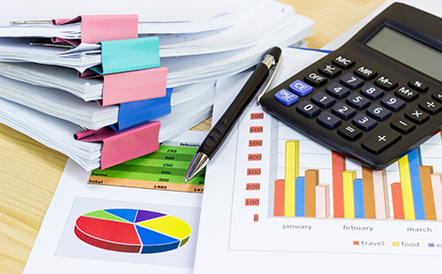 ?？谧怨煞莨舅璨牧?></p><h3>三、?？谧怨煞莨舅璨牧?/h3><p>在辦理注冊時，需要準備的核心材料如下：</p><p>- 股東身份證明或營業(yè)執(zhí)照復印件</p><p>- 公司章程及股東會決議</p><p>- 注冊地址證明(房產證或租賃合同)</p><p>- 注冊資本出資證明(銀行驗資報告或認繳聲明)</p><p>- 董事、監(jiān)事及法定代表人信息</p><p>這些材料齊全，能大大提高注冊效率，減少被退件或延遲的風險。</p><h3>四、?？谧怨煞莨镜馁M用及代辦服務</h3><p>海口注冊股份公司涉及的費用主要包括：</p><p>1. 工商注冊費用</p><p>目前?？诠煞莨咀缘男姓M用較低，一般在500元左右，包括名稱核準費、營業(yè)執(zhí)照工本費等。</p><p>2. 刻章及公章費用</p><p>刻制公司公章、財務章、合同章等費用約在300-500元。</p><p>3. 銀行開戶及其他費用</p><p>開設基本賬戶及相關銀行手續(xù)費約在100元左右。</p><p>4. 代辦服務費用(可選)</p><p>對于不熟悉流程的創(chuàng)業(yè)者，可選擇注冊代辦機構，提供全程服務。市場價格一般在2000元\~4000元之間，具體費用根據服務內容和代辦機構資質略有差異。</p><h3>五、?？谧怨煞莨咀⒁馐马?/h3><p>在注冊過程中，有幾個關鍵點需要特別注意：</p><p>1. 名稱核準避免重復</p><p>公司名稱重復會導致注冊受阻，建議提前準備多個備選名稱，并在網絡查詢現有公司名稱。</p><p>2. 注冊資本認繳期限</p><p>雖然允許認繳，但需在章程中明確出資時間，避免股東糾紛。</p><p>3. 股東和董事信息真實性</p><p>提交虛假信息會影響審批，并可能承擔法律責任。</p><p>4. 稅務和社保及時登記</p><p>依法納稅和繳納社保，不僅是法律要求，也有助于公司后續(xù)融資和業(yè)務拓展。</p><h3>六、總結與建議</h3><p>總體來看，?？谧怨煞莨镜牧鞒屉m涉及多個環(huán)節(jié)，但只要條件符合、材料齊全，注冊過程是相對順利的。從公司名稱核準、股東會決議、章程制定，到工商注冊、刻章和稅務登記，每一步都需嚴格按照要求操作。注冊費用相對合理，即使選擇代辦服務，也能在預算范圍內完成全程注冊。</p><p>對于想要在?？诎l(fā)展業(yè)務的創(chuàng)業(yè)者來說，股份公司不僅能為企業(yè)融資提供便利，還能提升企業(yè)形象和市場競爭力。如果您希望進一步了解詳細流程、所需材料或代辦服務，建議隨時咨詢?？阢茣?，獲取專業(yè)、全面的注冊指導和支持。</p><div   id=