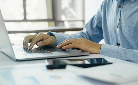 注銷(xiāo)?？诠?></p><h3>注銷(xiāo)?？诠具^(guò)程中需要注意的事項(xiàng)</h3><p>很多企業(yè)主在實(shí)際操作中才發(fā)現(xiàn)，“怎么注銷(xiāo)?？诠玖鞒獭笨此魄逦?，但執(zhí)行時(shí)卻容易遇到各種問(wèn)題。需要注意以下幾點(diǎn)：</p><p>1. 不要忽視稅務(wù)問(wèn)題</p><p>如果公司存在長(zhǎng)期零申報(bào)、未按時(shí)報(bào)稅等情況，稅務(wù)注銷(xiāo)環(huán)節(jié)會(huì)格外嚴(yán)格，可能被要求補(bǔ)交大量材料甚至罰款。</p><p>2. 避免拖延注銷(xiāo)</p><p>很多企業(yè)主覺(jué)得公司閑置無(wú)所謂，但長(zhǎng)期不注銷(xiāo)會(huì)導(dǎo)致企業(yè)被吊銷(xiāo)，法人和股東列入黑名單，限制高消費(fèi)、無(wú)法貸款。</p><p>3. 債務(wù)要妥善處理</p><p>在清算環(huán)節(jié)，務(wù)必處理好公司的債務(wù)問(wèn)題，否則債權(quán)人有權(quán)通過(guò)法律途徑追償，注銷(xiāo)也無(wú)法順利完成。</p><p>4. 材料必須真實(shí)完整</p><p>在“怎么注銷(xiāo)海口公司流程”中，提交虛假材料不僅注銷(xiāo)不成，還可能引發(fā)法律責(zé)任。</p><p>因此，老板們一定要提前規(guī)劃，確保注銷(xiāo)流程的合規(guī)性和完整性。</p><h3>注銷(xiāo)?？诠玖鞒躺婕暗臅r(shí)間與費(fèi)用</h3><p>辦理公司注銷(xiāo)，時(shí)間和費(fèi)用也是企業(yè)主最關(guān)心的問(wèn)題。</p><p>- 時(shí)間：正常情況下，“怎么注銷(xiāo)?？诠玖鞒獭贝蠹s需要3-6個(gè)月。如果企業(yè)存在稅務(wù)異常、工商異常，時(shí)間可能延長(zhǎng)至一年以上。</p><p>- 費(fèi)用：費(fèi)用因情況而異。若企業(yè)賬務(wù)清晰、無(wú)欠稅，費(fèi)用相對(duì)較低;但如果涉及疑難注銷(xiāo)(如長(zhǎng)期未報(bào)稅、被列入非正常戶(hù))，則需要支付更多的罰款、滯納金及專(zhuān)業(yè)服務(wù)費(fèi)用。</p><p>很多企業(yè)選擇委托專(zhuān)業(yè)機(jī)構(gòu)處理，既能節(jié)省時(shí)間，也能規(guī)避風(fēng)險(xiǎn)。</p><h3>總結(jié)</h3><p>綜上所述，怎么注銷(xiāo)?？诠玖鞒讨饕ㄇ逅銈浒?、公告公示、稅務(wù)清算、工商注銷(xiāo)以及銀行社保賬戶(hù)的注銷(xiāo)，每一個(gè)步驟都不可或缺。同時(shí)，企業(yè)需要準(zhǔn)備完整的材料，重視稅務(wù)問(wèn)題，并妥善處理債務(wù)，才能順利完成注銷(xiāo)。</p><p>公司注銷(xiāo)是一項(xiàng)繁瑣且耗時(shí)的工作，如果自行辦理，往往會(huì)遇到各種問(wèn)題，甚至拖延數(shù)月之久。為了節(jié)省時(shí)間和精力，避免不必要的風(fēng)險(xiǎn)，建議企業(yè)主選擇專(zhuān)業(yè)的代辦機(jī)構(gòu)。</p><p>如果您正在為“怎么注銷(xiāo)?？诠玖鞒獭倍鵁?，強(qiáng)烈推薦隨時(shí)咨詢(xún)?？阢茣?huì)計(jì)。作為專(zhuān)業(yè)的工商財(cái)稅服務(wù)機(jī)構(gòu)，泓灼會(huì)計(jì)能夠?yàn)槟峁┮徽臼阶N(xiāo)服務(wù)，從清算到工商稅務(wù)全程協(xié)助，幫助您高效、合規(guī)地完成注銷(xiāo)，解除后顧之憂(yōu)。</p><div   id=