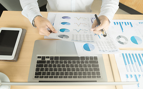 ?？趧趧张汕补咀猿Ｒ姷淖⒁馐马?></p><h3>?？趧趧张汕补咀猿Ｒ姷淖⒁馐马?/h3><p>在進行?？趧趧张汕补咀粤鞒虝r，創(chuàng)業(yè)者需要注意以下幾個重點：</p><p>1. 注冊資本門檻較高</p><p>勞務派遣公司的注冊資本要求不得低于200萬元，創(chuàng)業(yè)者在資金準備上必須到位，避免因資金不到位影響申請。</p><p>2. 辦公場所要求嚴格</p><p>申請勞務派遣許可證時，需提供符合規(guī)定的辦公場所證明，虛擬地址一般不被認可。</p><p>3. 許可證年檢不可忽視</p><p>勞務派遣經(jīng)營許可證有效期為3年，到期需要按時申請延續(xù)，否則可能導致業(yè)務中斷。</p><p>4. 合規(guī)經(jīng)營壓力較大</p><p>勞務派遣用工涉及勞動合同簽訂、社會保險繳納、勞動報酬發(fā)放等多個環(huán)節(jié)，若企業(yè)不合規(guī)，很容易面臨行政處罰。</p><p>5. 行業(yè)政策動態(tài)</p><p>近年來國家對勞務派遣行業(yè)監(jiān)管趨嚴，尤其在“同工同酬”和派遣比例上有嚴格限制，企業(yè)需要隨時關(guān)注政策變化。</p><h3>為什么選擇專業(yè)機構(gòu)代理注冊更省心?</h3><p>雖然?？趧趧张汕补咀粤鞒滩⒉凰銟O其復雜，但由于涉及部門較多、材料要求嚴格、政策更新頻繁，許多創(chuàng)業(yè)者在自行辦理時會遇到以下問題：</p><p>- 資料準備不齊導致多次補正;</p><p>- 注冊資本資金證明無法規(guī)范提交;</p><p>- 勞務派遣管理制度編寫缺乏經(jīng)驗，導致許可證審批被駁回;</p><p>- 對后續(xù)稅務合規(guī)及社保申報不熟悉，存在經(jīng)營風險。</p><p>選擇專業(yè)的工商財稅代理機構(gòu)，可以大大縮短辦理周期，避免不必要的彎路。例如，代理機構(gòu)會提供：</p><p>- 一對一指導材料準備;</p><p>- 全流程代辦服務，節(jié)省創(chuàng)業(yè)者的時間成本;</p><p>- 專業(yè)財稅咨詢，幫助企業(yè)提前規(guī)避風險。</p><h3>總結(jié)</h3><p>綜上所述，?？趧趧张汕补咀粤鞒贪ü久Q核準、工商登記、注冊資本到位、許可證申請、刻章備案、銀行開戶和稅務登記等多個環(huán)節(jié)。辦理過程中既要準備完整的材料，也要注意政策要求與合規(guī)風險。</p><p>對于初創(chuàng)企業(yè)而言，自行辦理往往耗時耗力，而選擇經(jīng)驗豐富的代理機構(gòu)不僅能加快進度，還能確保企業(yè)合規(guī)落地。</p><p>如果您正計劃在?？谠O立勞務派遣公司，建議在行動之前，詳細了解相關(guān)流程和政策，并尋求專業(yè)人士的支持。為了避免走彎路、節(jié)省寶貴時間，您可以隨時咨詢?？阢茣?，我們將為您提供全流程一站式服務，助您高效完成公司注冊與合規(guī)運營。</p><div   id=