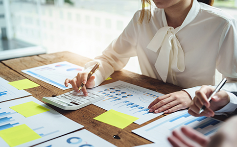 ?？诮ㄖ咀运璨牧?></p><h3>海口建筑公司注冊所需材料</h3><p>注冊建筑公司涉及材料較多，主要包括：</p><p>- 公司名稱預(yù)先核準(zhǔn)申請表</p><p>- 全體股東身份證明(自然人身份證或法人營業(yè)執(zhí)照復(fù)印件)</p><p>- 公司章程(需股東簽字或蓋章)</p><p>- 董事、監(jiān)事、經(jīng)理的任職文件及身份證明</p><p>- 法人代表任職文件及身份證明</p><p>- 注冊地址證明(如房屋租賃合同、產(chǎn)權(quán)證復(fù)印件)</p><p>- 注冊資本認(rèn)繳證明</p><p>這些材料需齊全、真實(shí)且符合工商部門要求，否則會導(dǎo)致注冊進(jìn)程延誤。</p><h3>海口建筑公司注冊注意事項(xiàng)</h3><p>在?？诮ㄖ咀赃^程中，創(chuàng)業(yè)者需要特別注意以下幾點(diǎn)：</p><p>1. 資質(zhì)申請</p><p>建筑公司成立后，如需承接大型項(xiàng)目，必須申請建筑施工資質(zhì)。資質(zhì)等級直接決定公司可承接項(xiàng)目的規(guī)模和范圍。</p><p>2. 資金規(guī)劃</p><p>建筑行業(yè)資金流大，注冊前應(yīng)合理規(guī)劃注冊資本與實(shí)際運(yùn)營資金，避免后期資金鏈斷裂。</p><p>3. 稅務(wù)合規(guī)</p><p>建筑企業(yè)稅負(fù)相對較高，應(yīng)提前做好稅務(wù)籌劃，避免因不合規(guī)操作而產(chǎn)生罰款或被列入異常名錄。</p><p>4. 后續(xù)變更</p><p>若公司在經(jīng)營過程中涉及股權(quán)變更、經(jīng)營范圍調(diào)整或地址變更，需及時(shí)辦理工商變更手續(xù)。</p><p>把握好這些注意事項(xiàng)，可以讓企業(yè)在完成?？诮ㄖ咀院蟾爝M(jìn)入正常運(yùn)營狀態(tài)。</p><h3>?？诮ㄖ咀缘膬?yōu)勢</h3><p>相比其他城市，選擇在?？谧越ㄖ居幸韵陋?dú)特優(yōu)勢：</p><p>1. 政策支持</p><p>海南自貿(mào)港對建筑行業(yè)出臺了多項(xiàng)扶持政策，包括稅收優(yōu)惠、市場準(zhǔn)入便利化等。</p><p>2. 市場前景廣闊</p><p>隨著海南自由貿(mào)易港建設(shè)，基建、房地產(chǎn)、市政工程等項(xiàng)目需求持續(xù)增加，為建筑公司提供了大量機(jī)會。</p><p>3. 融資環(huán)境友好</p><p>政府鼓勵建筑企業(yè)通過銀行貸款、股權(quán)融資等方式拓展業(yè)務(wù)規(guī)模。</p><p>4. 人才集聚</p><p>?？谧鳛楹Ｄ鲜?，吸引了大量建筑、設(shè)計(jì)、施工等方面的人才，為企業(yè)發(fā)展提供了堅(jiān)實(shí)基礎(chǔ)。</p><p>因此，完成?？诮ㄖ咀圆粌H是合法經(jīng)營的起點(diǎn)，更是把握發(fā)展機(jī)遇的關(guān)鍵。</p><h3>總結(jié)</h3><p>綜上所述，?？诮ㄖ咀园瑮l件核查、材料準(zhǔn)備、流程辦理等多個(gè)環(huán)節(jié)。注冊成功后，企業(yè)還需及時(shí)進(jìn)行資質(zhì)申請、稅務(wù)合規(guī)以及后續(xù)工商變更，才能在市場競爭中站穩(wěn)腳跟。?？谧鳛樽再Q(mào)港核心城市，擁有政策優(yōu)勢、市場空間和人才資源，適合有志于建筑行業(yè)的企業(yè)深耕發(fā)展。</p><p>如果您在海口建筑公司注冊過程中遇到任何疑問，建議隨時(shí)咨詢?？阢茣?jì)。作為專業(yè)的工商財(cái)稅服務(wù)機(jī)構(gòu)，泓灼會計(jì)可以為您提供注冊代辦、資質(zhì)申請、代理記賬等一站式服務(wù)，助力企業(yè)高效合規(guī)發(fā)展。</p><div   id=