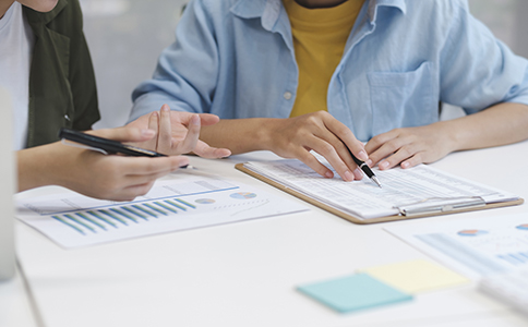 ?？谑凶怨?></p><h3>海口市注冊公司流程網(wǎng)上辦理需要注意的事項(xiàng)</h3><p>雖然網(wǎng)上注冊流程簡化了許多，但仍需注意一些細(xì)節(jié)問題：</p><p>1. 注冊地址合規(guī)性</p><p>必須是符合工商規(guī)定的商用辦公地址，住宅地址大多不被認(rèn)可。</p><p>2. 經(jīng)營范圍選擇</p><p>如果涉及餐飲、醫(yī)療、教育、金融等特殊行業(yè)，還需要額外申請相關(guān)許可證。</p><p>3. 信息一致性</p><p>股東身份證信息、章程、系統(tǒng)填寫內(nèi)容必須完全一致，否則會影響審核。</p><p>4. 電子簽名確認(rèn)</p><p>網(wǎng)上辦理需要股東、法定代表人完成實(shí)名認(rèn)證并進(jìn)行電子簽名。</p><p>5. 后續(xù)事項(xiàng)</p><p>公司注冊完成后，還需要刻制印章、銀行開戶、稅務(wù)登記，這些也是合規(guī)經(jīng)營不可或缺的環(huán)節(jié)。</p><h3>網(wǎng)上辦理與線下辦理的區(qū)別</h3><p>與傳統(tǒng)線下窗口相比，海口市注冊公司流程網(wǎng)上辦理具備以下優(yōu)勢：</p><p>- 節(jié)省時間：不需要反復(fù)跑工商局，只需通過電腦或手機(jī)即可完成。</p><p>- 材料透明：系統(tǒng)提示清晰，不容易遺漏必備文件。</p><p>- 進(jìn)度可查：申請人可隨時在網(wǎng)上查看審核進(jìn)度，提升了辦事效率。</p><p>- 政策便利：結(jié)合海南自貿(mào)港政策，很多環(huán)節(jié)已實(shí)現(xiàn)簡化審批。</p><p>而線下辦理則更適合對于系統(tǒng)操作不熟悉，或需要咨詢復(fù)雜經(jīng)營范圍的創(chuàng)業(yè)者。</p><h3>?？谑凶怨玖鞒叹W(wǎng)上辦理的優(yōu)勢</h3><p>1. 高效便捷：全程電子化，特別適合年輕創(chuàng)業(yè)者和外地投資人。</p><p>2. 降低成本：節(jié)省交通成本與等待時間，提升資金使用效率。</p><p>3. 政務(wù)透明：系統(tǒng)審核標(biāo)準(zhǔn)統(tǒng)一，減少人為因素。</p><p>4. 合規(guī)保障：全程留痕，方便后續(xù)查詢與監(jiān)督。</p><p>因此，選擇?？谑凶怨玖鞒叹W(wǎng)上辦理，不僅順應(yīng)政策趨勢，更能讓創(chuàng)業(yè)者專注于業(yè)務(wù)拓展。</p><h3>總結(jié)</h3><p>總體來看，?？谑凶怨玖鞒叹W(wǎng)上辦理已成為越來越多創(chuàng)業(yè)者的首選。通過網(wǎng)上提交資料、等待審核、下載執(zhí)照，整個過程更加高效便捷。當(dāng)然，辦理過程中也要注意經(jīng)營范圍、注冊地址合規(guī)性以及后續(xù)稅務(wù)開戶等事項(xiàng)。</p><p>對于初創(chuàng)企業(yè)主來說，如果對流程不熟悉、材料準(zhǔn)備不完善，可能會遇到退回或延誤的情況。為了節(jié)省精力、提高通過率，建議尋求專業(yè)機(jī)構(gòu)的協(xié)助。</p><p>如您在實(shí)際操作中仍有疑問，或希望節(jié)省時間成本，隨時可以咨詢海口泓灼會計(jì)，我們將為您提供一站式注冊、財(cái)稅及合規(guī)服務(wù)，助您順利開啟在海南的創(chuàng)業(yè)之路。</p><div   id=