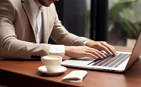 ?？谛畔⒆稍児咀粤鞒?></p><h3>海口信息咨詢公司注冊流程及注意事項</h3><p>了解了?？谛畔⒆稍児咀詶l件后，還需掌握大致的注冊流程：</p><p>1. 核準公司名稱：提交公司名稱預核申請，避免與其他公司重名。</p><p>2. 提交設立申請：準備材料，提交至?？谑惺袌霰O(jiān)督管理局或線上企業(yè)服務平臺。</p><p>3. 領取營業(yè)執(zhí)照：審核通過后，領取營業(yè)執(zhí)照，公司正式成立。</p><p>4. 刻章備案：前往公安局指定刻章點完成印章刻制。</p><p>5. 銀行開戶與稅務登記：開立對公賬戶，辦理稅務登記并根據(jù)實際經(jīng)營情況選擇核定征收方式。</p><p>6. 后續(xù)合規(guī)：每月按時記賬報稅、年報公示，不得長期零申報或不報稅。</p><p>在整個過程中，要特別注意：注冊地址必須真實有效;經(jīng)營范圍不得隨意填寫;法人和股東的身份證明需保持一致有效。</p><h3>在海口注冊信息咨詢公司的優(yōu)勢</h3><p>之所以有越來越多的企業(yè)選擇在?？谠O立信息咨詢公司，主要得益于以下幾點優(yōu)勢：</p><p>1. 政策紅利：海南自貿港政策持續(xù)落地，信息咨詢行業(yè)發(fā)展前景廣闊。</p><p>2. 市場需求：隨著企業(yè)服務市場的擴大，信息咨詢業(yè)務有著強大的發(fā)展空間。</p><p>3. 注冊便利：實行認繳制、注冊資本無實繳壓力，降低了創(chuàng)業(yè)門檻。</p><p>4. 稅收優(yōu)惠：部分符合條件的企業(yè)還可享受所得稅優(yōu)惠政策，這對咨詢類企業(yè)尤其有吸引力。</p><h3>總結</h3><p>綜上所述，?？谛畔⒆稍児咀詶l件并不復雜，主要包括：符合要求的注冊資本、合法有效的注冊地址、具備資格的股東與法人，以及明確的經(jīng)營范圍。同時，需要準備相關材料，按照流程完成工商登記和稅務手續(xù)。</p><p>對于初次創(chuàng)業(yè)的老板們來說，如果對流程不熟悉，或者在填寫經(jīng)營范圍、準備材料時遇到疑問，建議尋求專業(yè)機構協(xié)助。海口泓灼會計作為本地經(jīng)驗豐富的工商財稅服務機構，能夠為您提供從公司注冊、代理記賬到稅務合規(guī)的一站式服務，幫助企業(yè)節(jié)省時間與成本，確保注冊過程高效順利。</p><p>想要快速、高效、合規(guī)地完成注冊，隨時可以咨詢?？阢茣?，讓您的創(chuàng)業(yè)之路更加輕松無憂!</p><div   id=