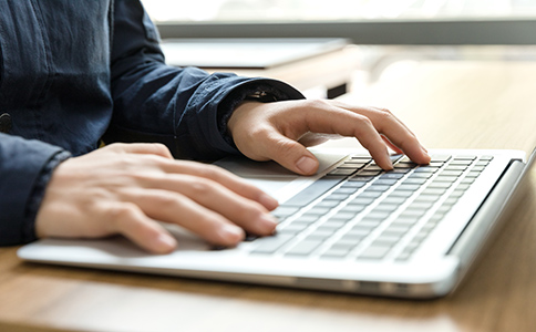 ?？谧允称饭?></p><h3>海口注冊食品公司的注意事項(xiàng)與風(fēng)險(xiǎn)提示</h3><p>在實(shí)際操作中，很多創(chuàng)業(yè)者往往只關(guān)注營業(yè)執(zhí)照，而忽視了食品經(jīng)營許可證，導(dǎo)致公司無法合法開展業(yè)務(wù)。因此，在理解?？谧允称饭拘枰裁礂l件時(shí)，還需注意以下幾點(diǎn)：</p><p>1. 地址選擇要合規(guī)：食品公司注冊地址必須是符合要求的商業(yè)辦公地址或經(jīng)營場所，不能隨意掛靠。</p><p>2. 許可證申請要提前：部分環(huán)節(jié)需要時(shí)間審核，建議在領(lǐng)取營業(yè)執(zhí)照后盡快提交申請，以免影響開業(yè)。</p><p>3. 經(jīng)營范圍要準(zhǔn)確：食品行業(yè)細(xì)分眾多，如餐飲服務(wù)、食品批發(fā)、食品零售等，需要根據(jù)實(shí)際業(yè)務(wù)精準(zhǔn)填寫經(jīng)營范圍。</p><p>4. 合規(guī)經(jīng)營很重要：食品行業(yè)關(guān)系民生，若因操作不當(dāng)被列入異常或違法經(jīng)營，將對公司及法定代表人產(chǎn)生嚴(yán)重影響。</p><p>這些注意事項(xiàng)正是創(chuàng)業(yè)者在理解海口注冊食品公司需要什么條件時(shí)，必須高度重視的合規(guī)要點(diǎn)。</p><h3>?？谧允称饭镜馁M(fèi)用及時(shí)間參考</h3><p>很多人關(guān)心費(fèi)用和辦理周期。一般來說：</p><p>- 公司注冊環(huán)節(jié)：0元注冊，但需承擔(dān)刻章、地址、代理服務(wù)等成本，整體約在1000-2000元之間;</p><p>- 食品經(jīng)營許可證：若資料齊全，通常在20個(gè)工作日內(nèi)完成審批;</p><p>- 總周期：從工商注冊到許可證核發(fā)，整體大約需要1-2個(gè)月。</p><p>因此，費(fèi)用與周期的把控，也是理解?？谧允称饭拘枰裁礂l件時(shí)不可或缺的一部分。</p><h3>總結(jié)</h3><p>綜上所述，?？谧允称饭拘枰裁礂l件主要體現(xiàn)在四大方面：一是符合主體條件，擁有合法地址和股東資質(zhì);二是注冊資本與經(jīng)營范圍合理;三是準(zhǔn)備齊全材料，尤其是許可證所需資料;四是規(guī)范辦理流程，避免遺漏環(huán)節(jié)。</p><p>對于創(chuàng)業(yè)者而言，食品行業(yè)機(jī)會(huì)巨大，但合規(guī)要求也相對嚴(yán)格。如果您計(jì)劃在?？谧允称饭?，卻不清楚具體操作流程，建議尋求專業(yè)機(jī)構(gòu)協(xié)助。作為本地經(jīng)驗(yàn)豐富的服務(wù)團(tuán)隊(duì)，?？阢茣?huì)計(jì)可為您提供公司注冊、代理記賬、食品許可證申請等一站式服務(wù)，讓您輕松邁入食品行業(yè)。</p><div   id=