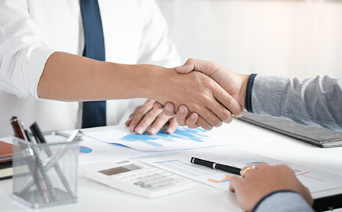 ?？谧匀华?dú)資公司變更法人